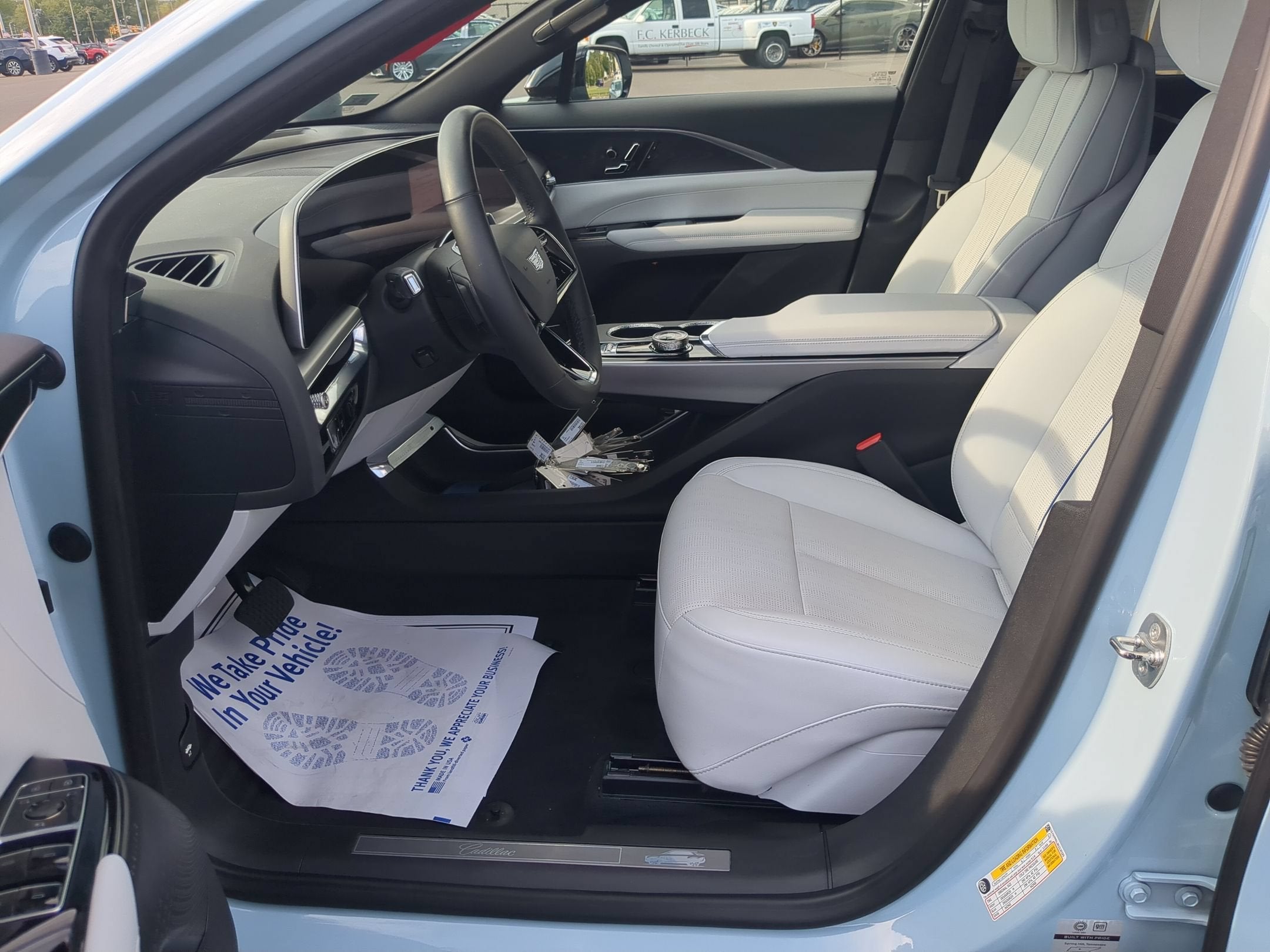 2024 Cadillac LYRIQ Luxury 1