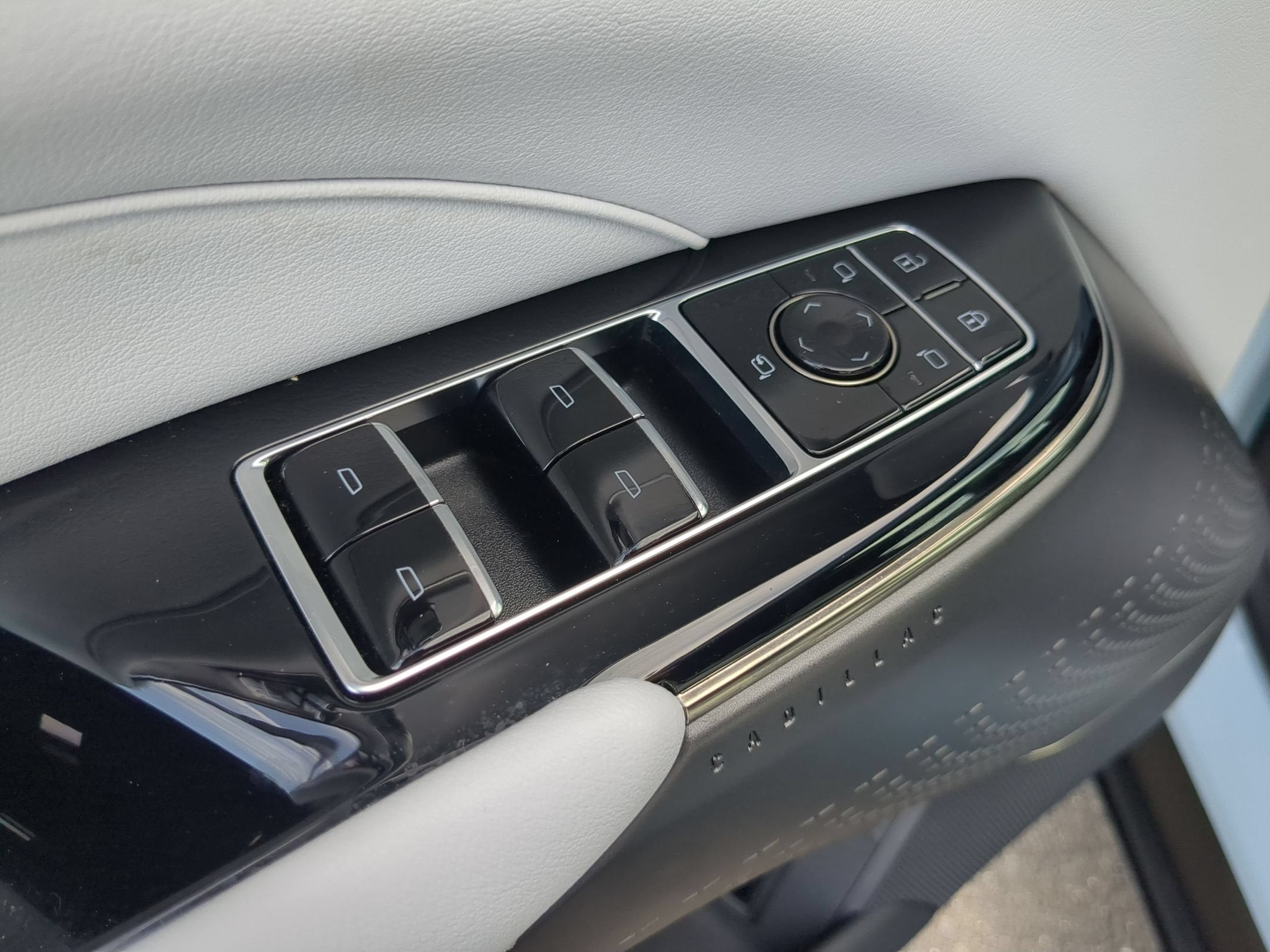 2024 Cadillac LYRIQ Luxury 1