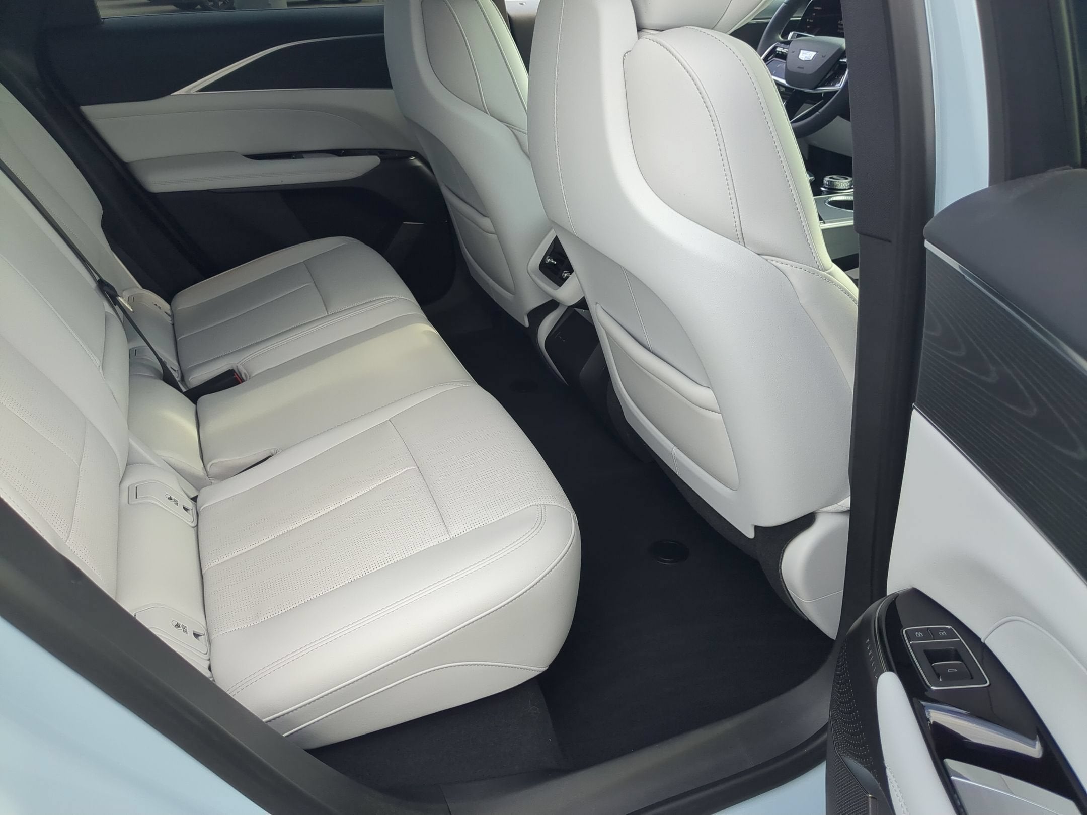 2024 Cadillac LYRIQ Luxury 1