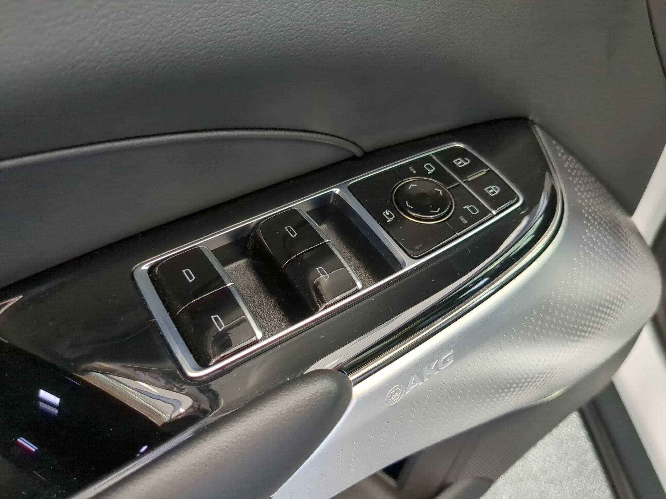 2024 Cadillac LYRIQ Luxury 2
