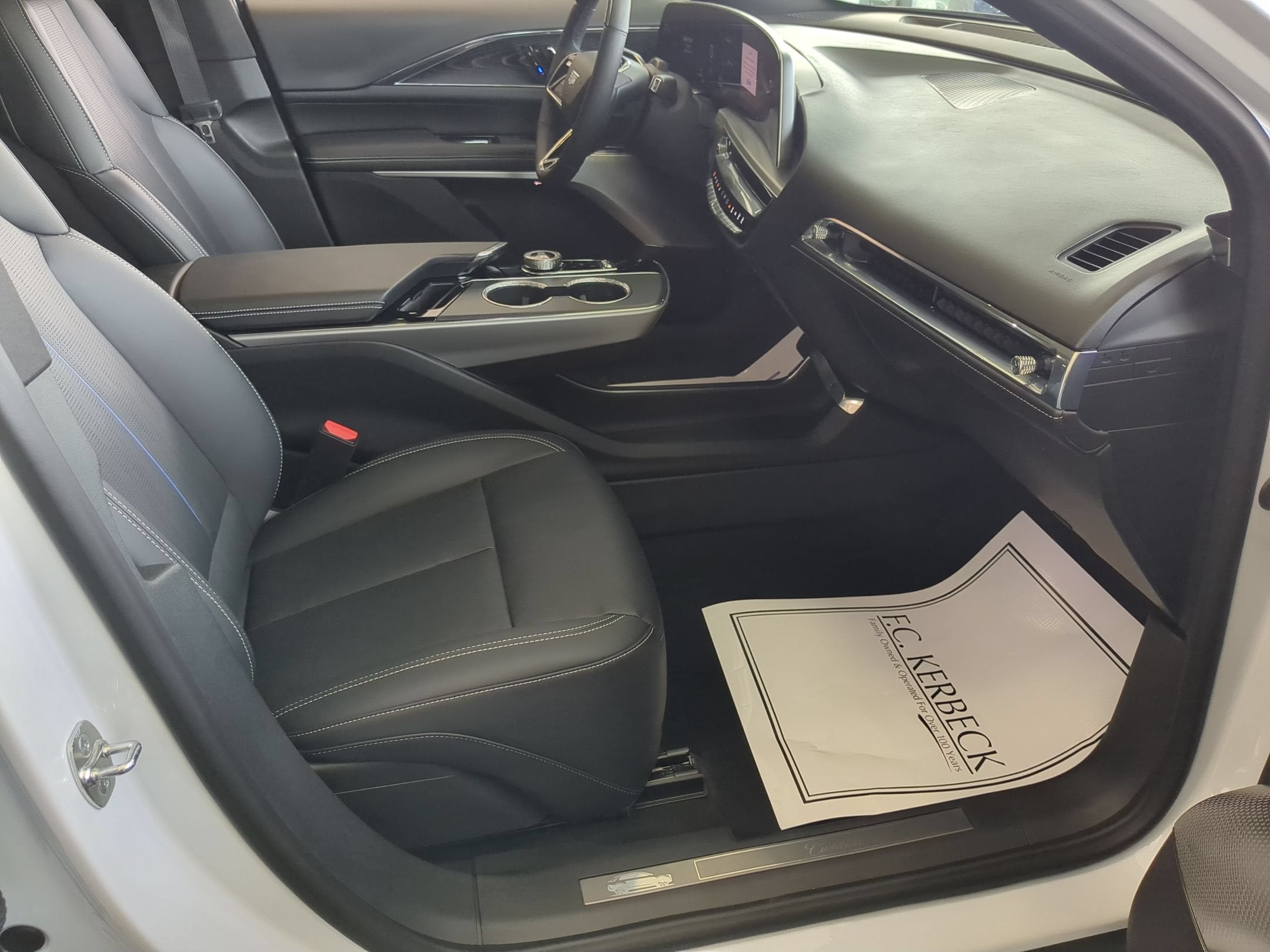 2024 Cadillac LYRIQ Luxury 2