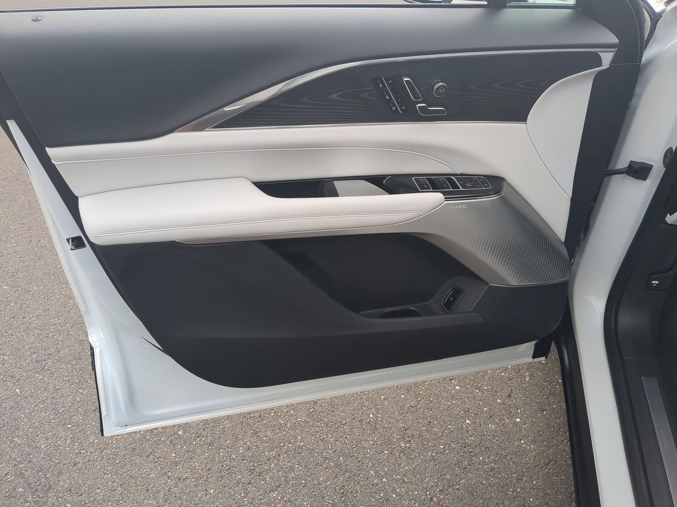 2024 Cadillac LYRIQ Luxury 2