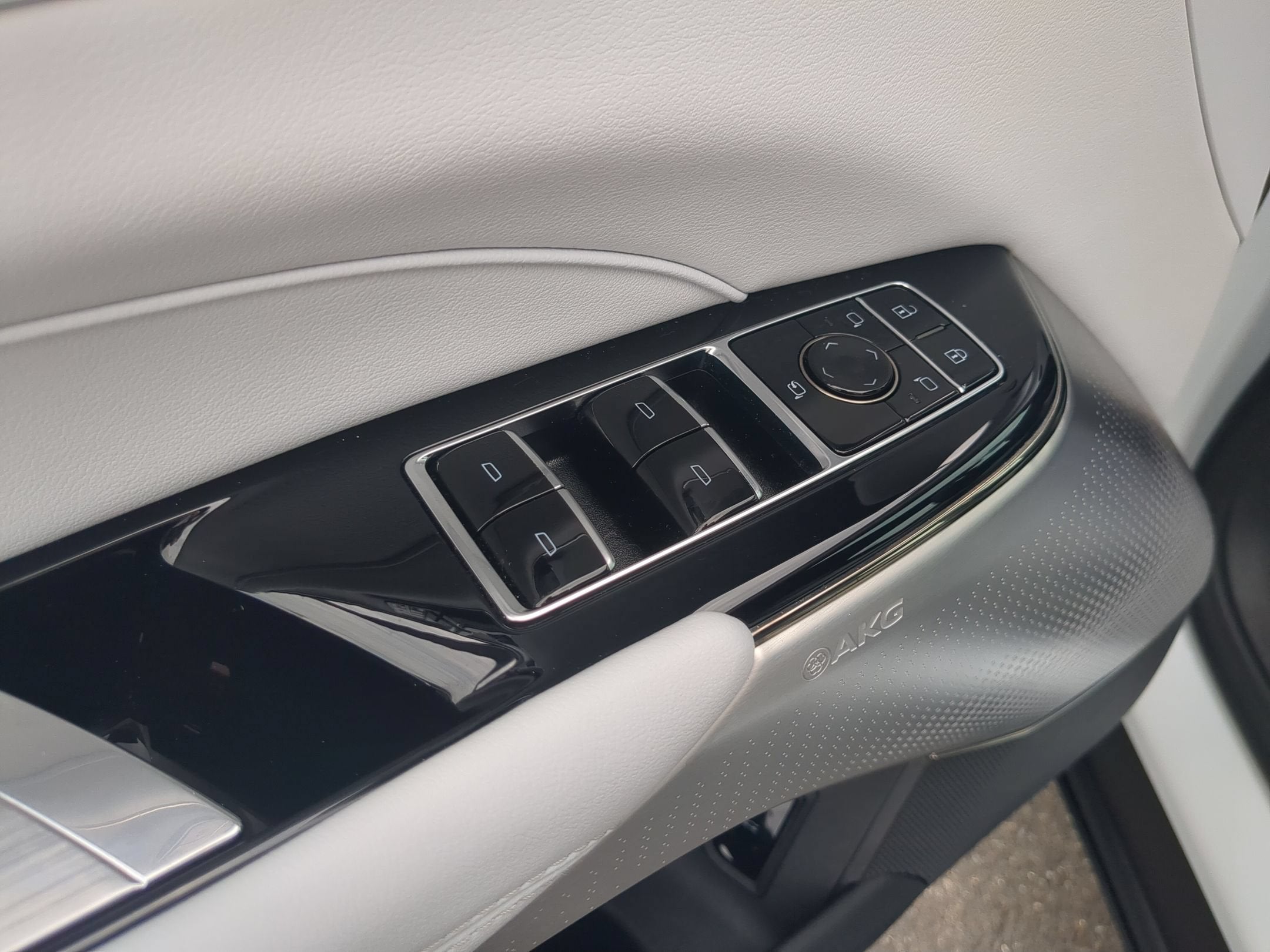 2024 Cadillac LYRIQ Luxury 2