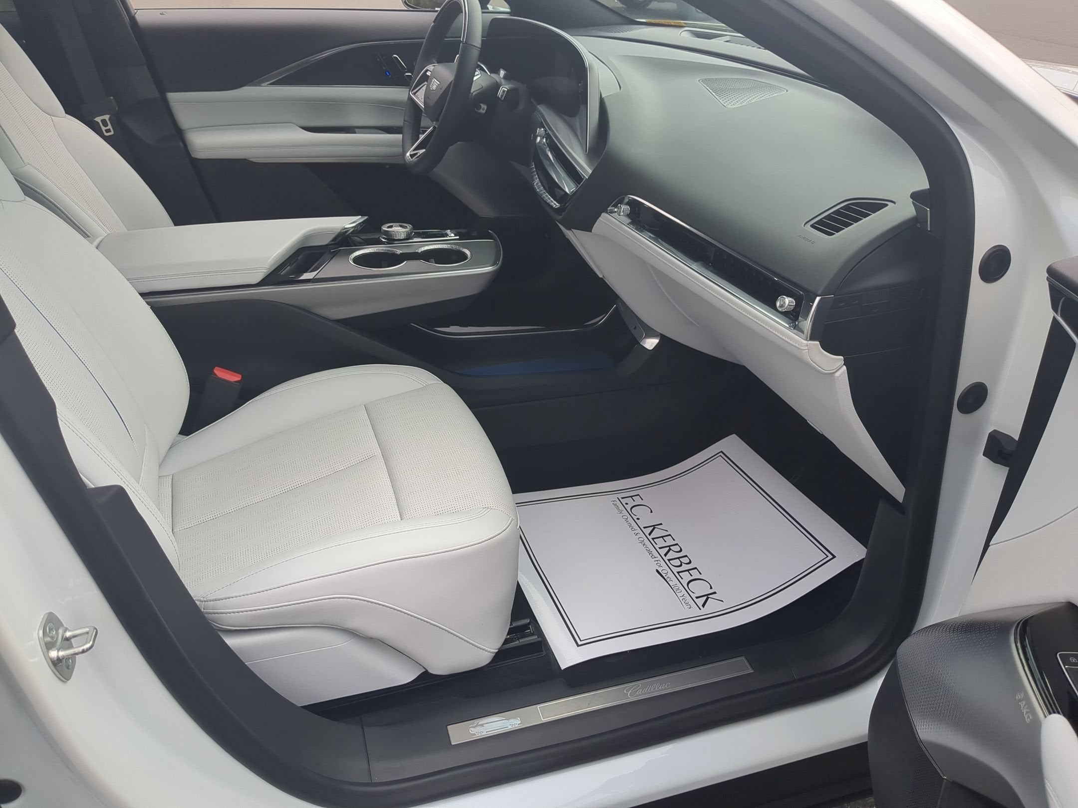 2024 Cadillac LYRIQ Luxury 2