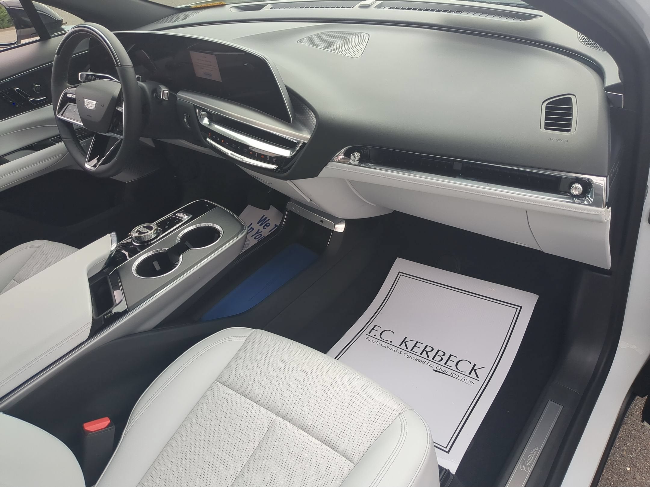 2024 Cadillac LYRIQ Luxury 2
