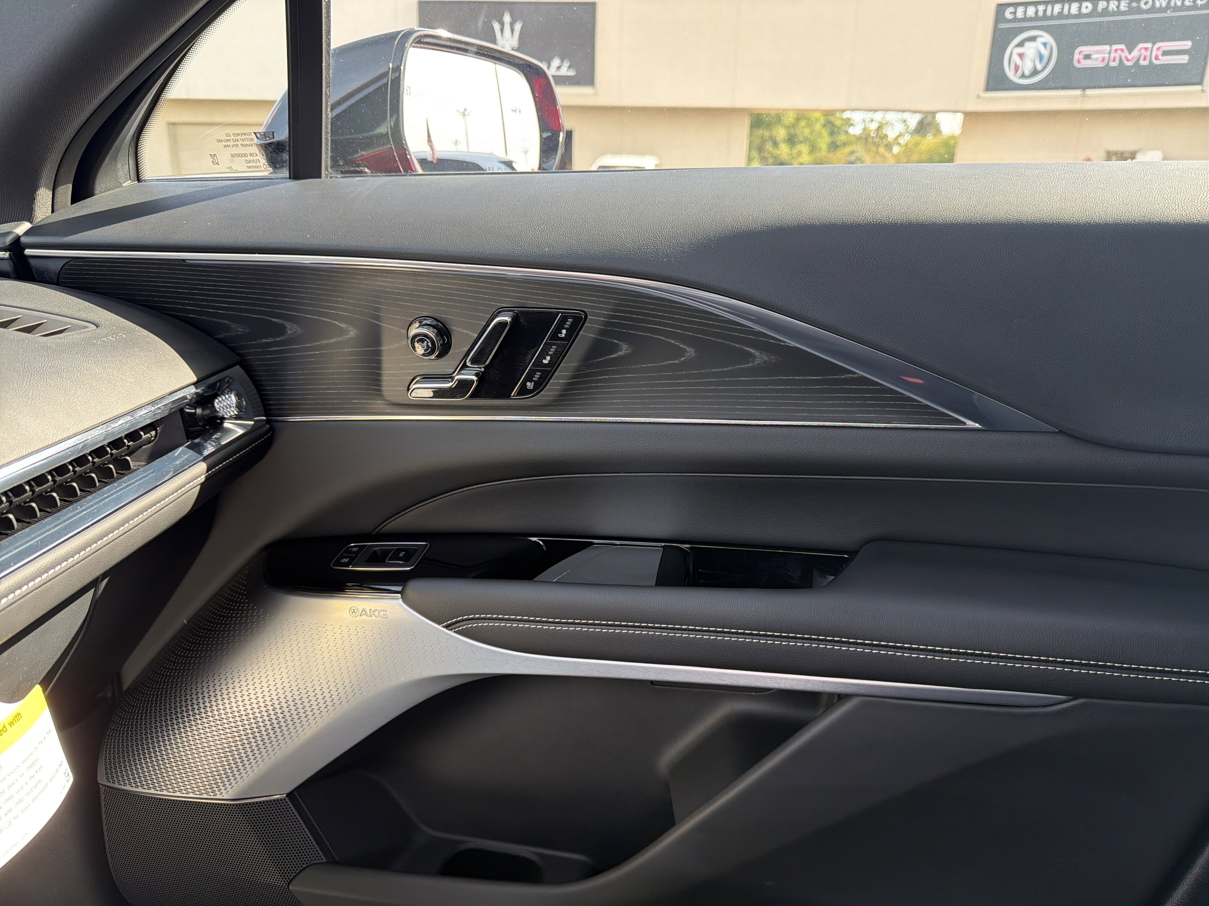 2024 Cadillac LYRIQ Luxury 2