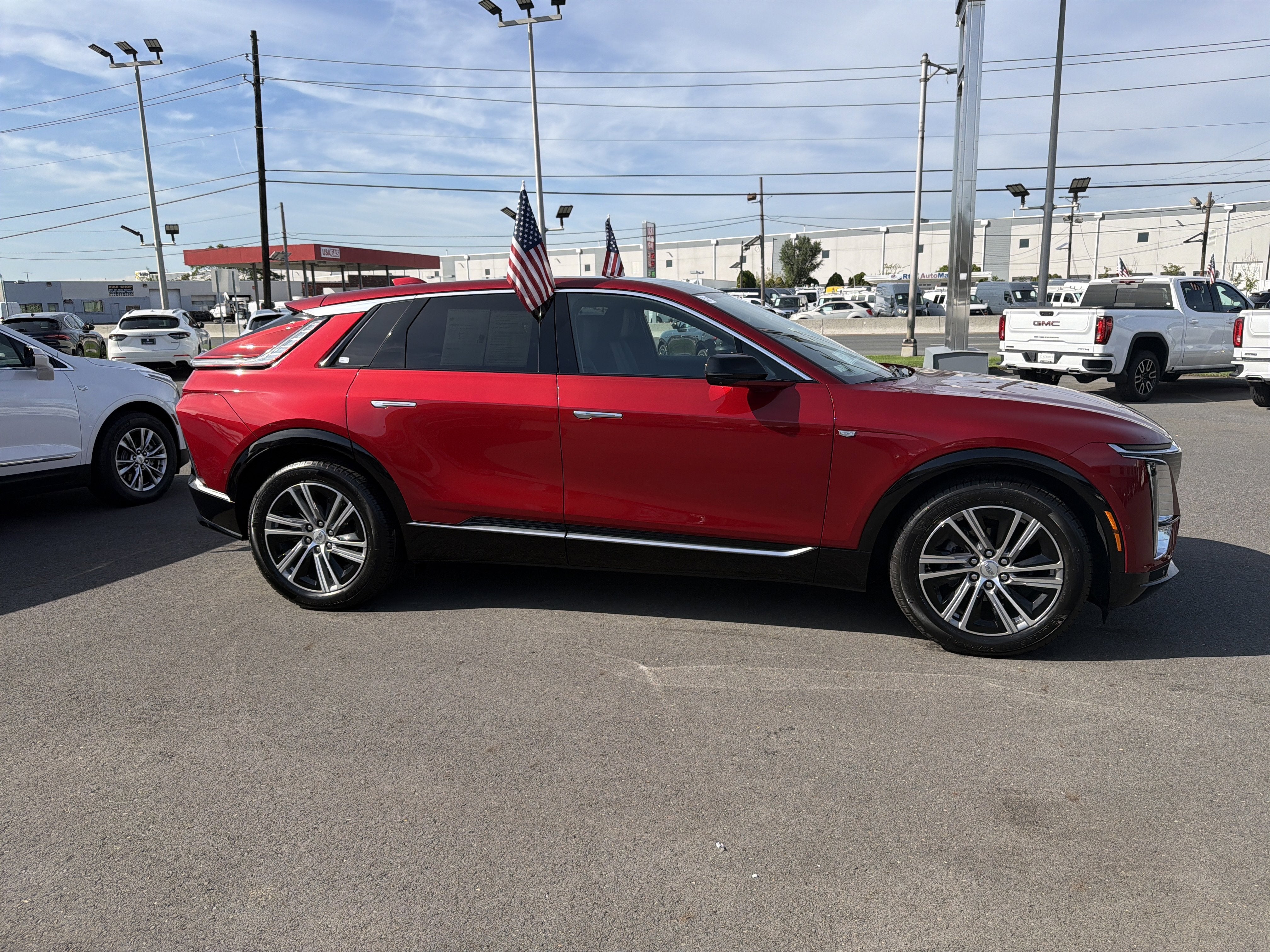 2024 Cadillac LYRIQ Luxury 2