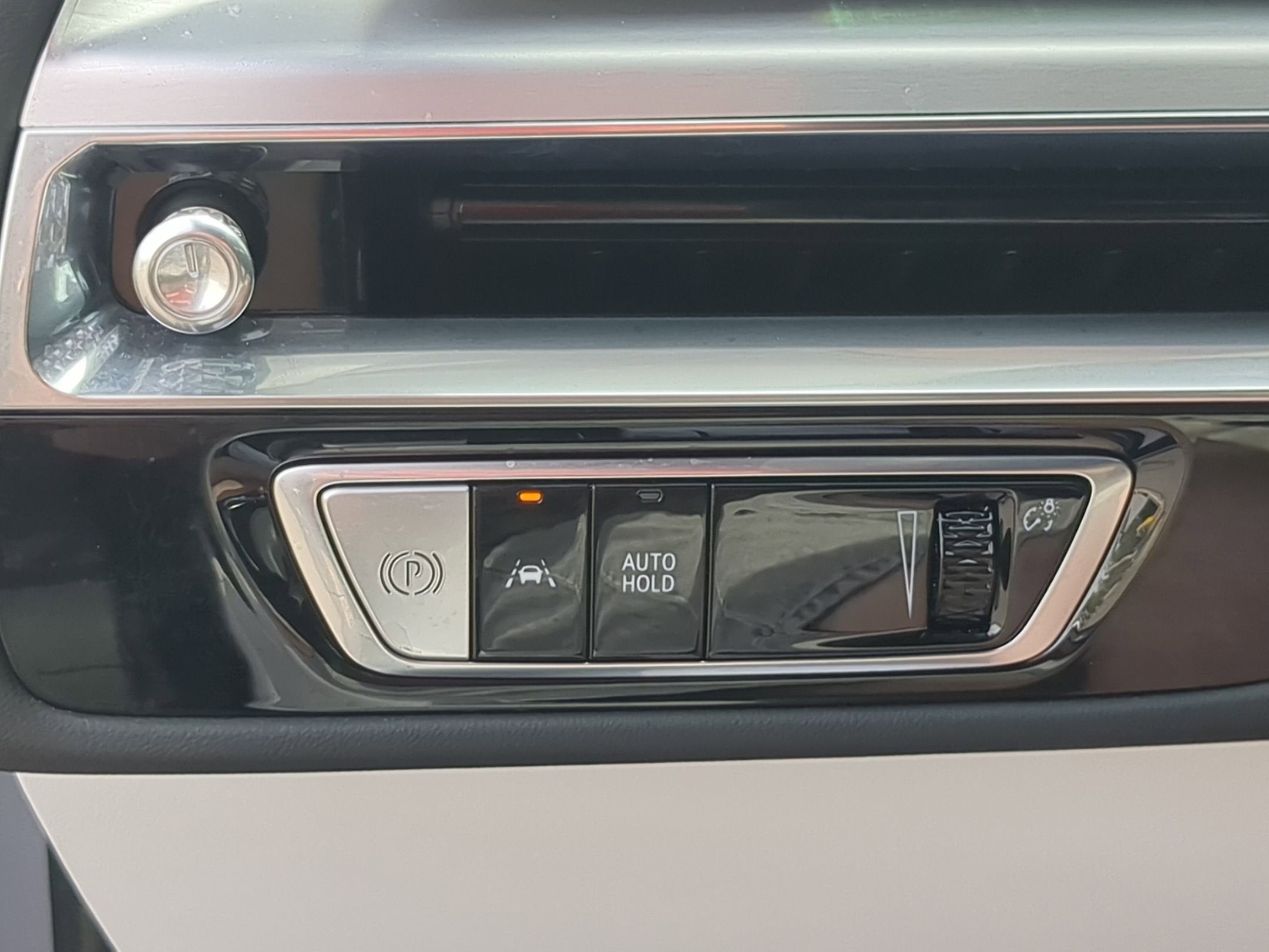 2024 Cadillac LYRIQ Luxury 2