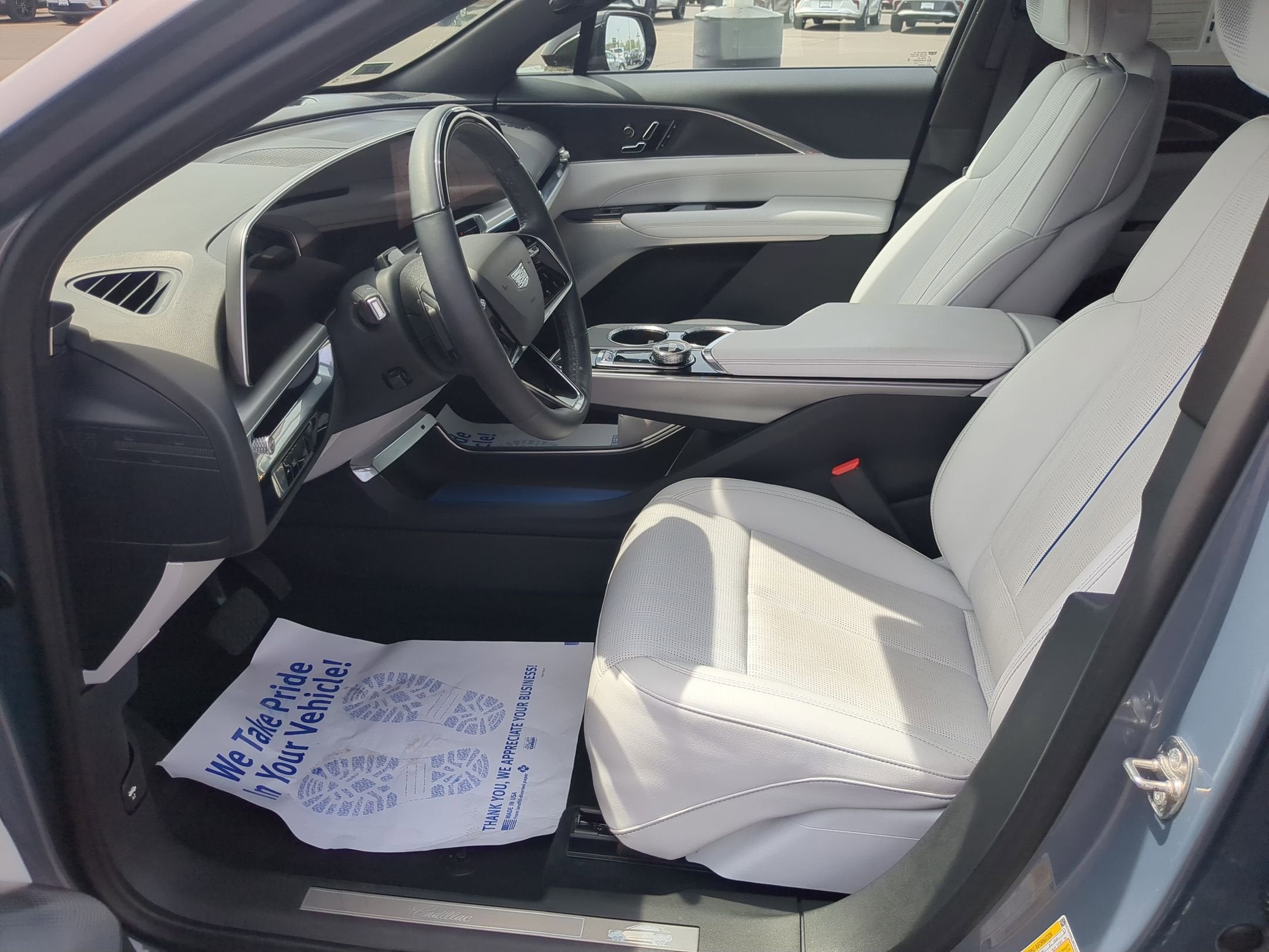 2024 Cadillac LYRIQ Luxury 2