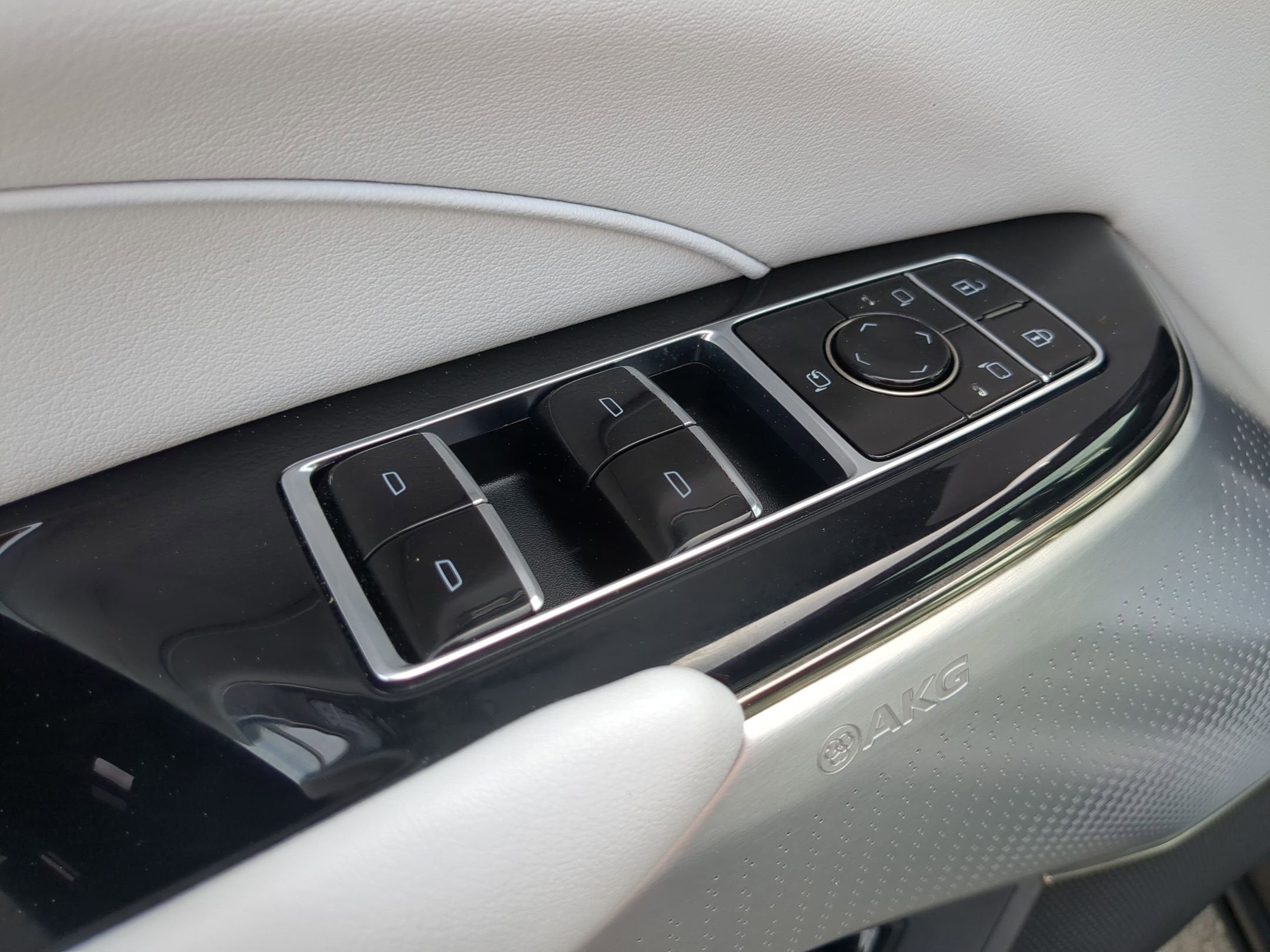 2024 Cadillac LYRIQ Luxury 2