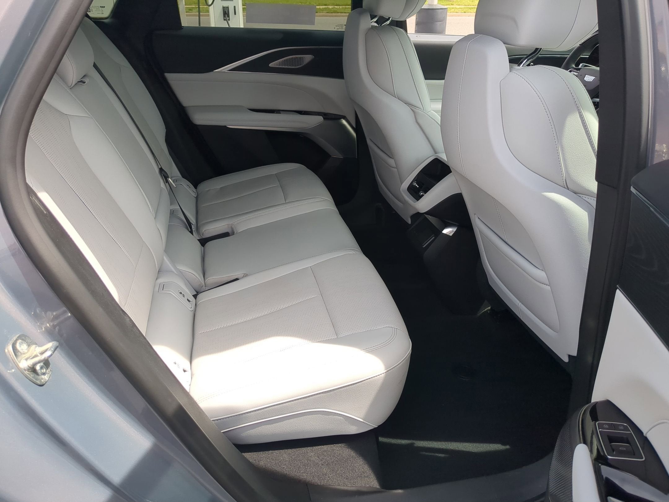 2024 Cadillac LYRIQ Luxury 2