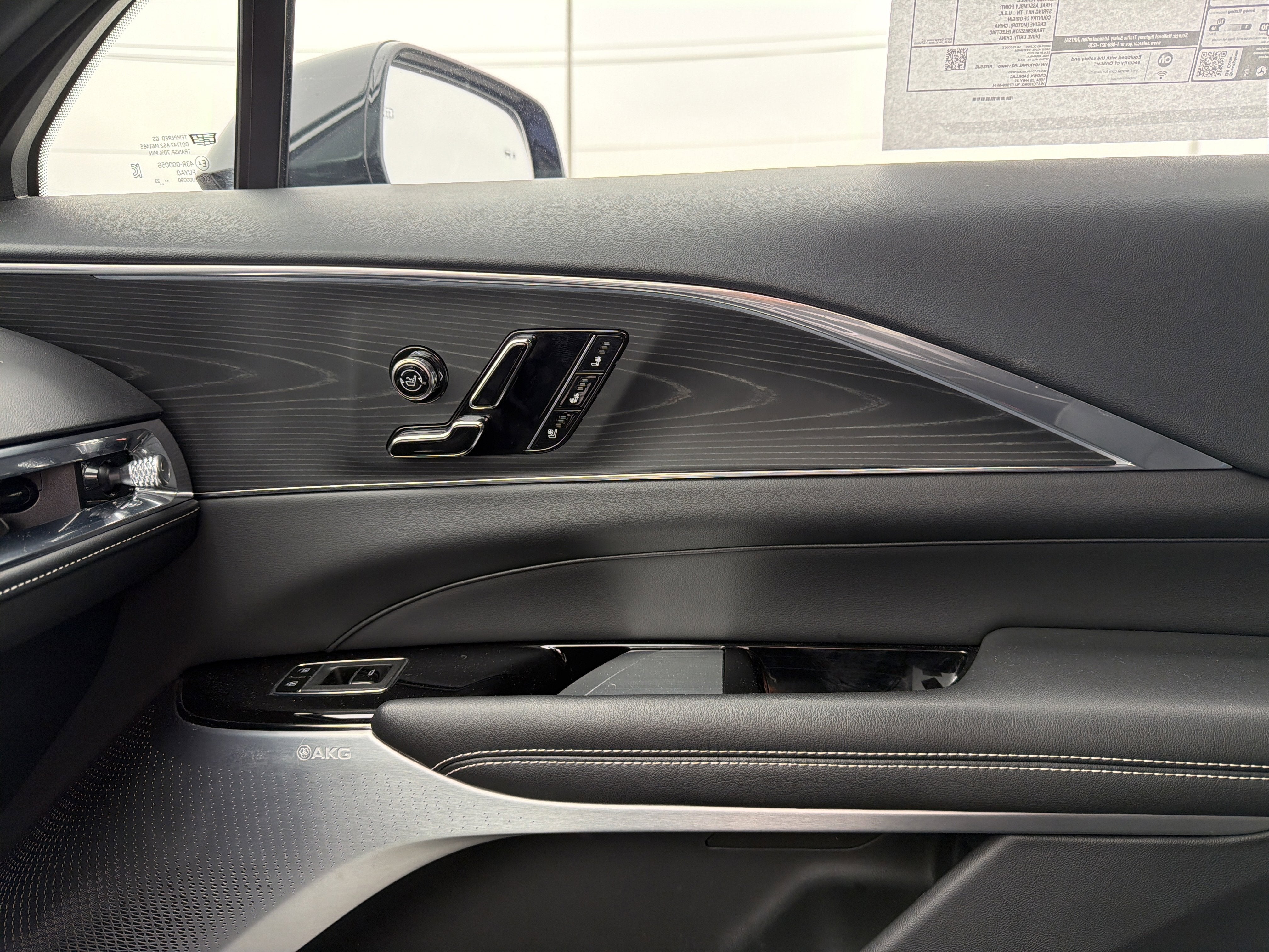 2024 Cadillac LYRIQ Luxury 2