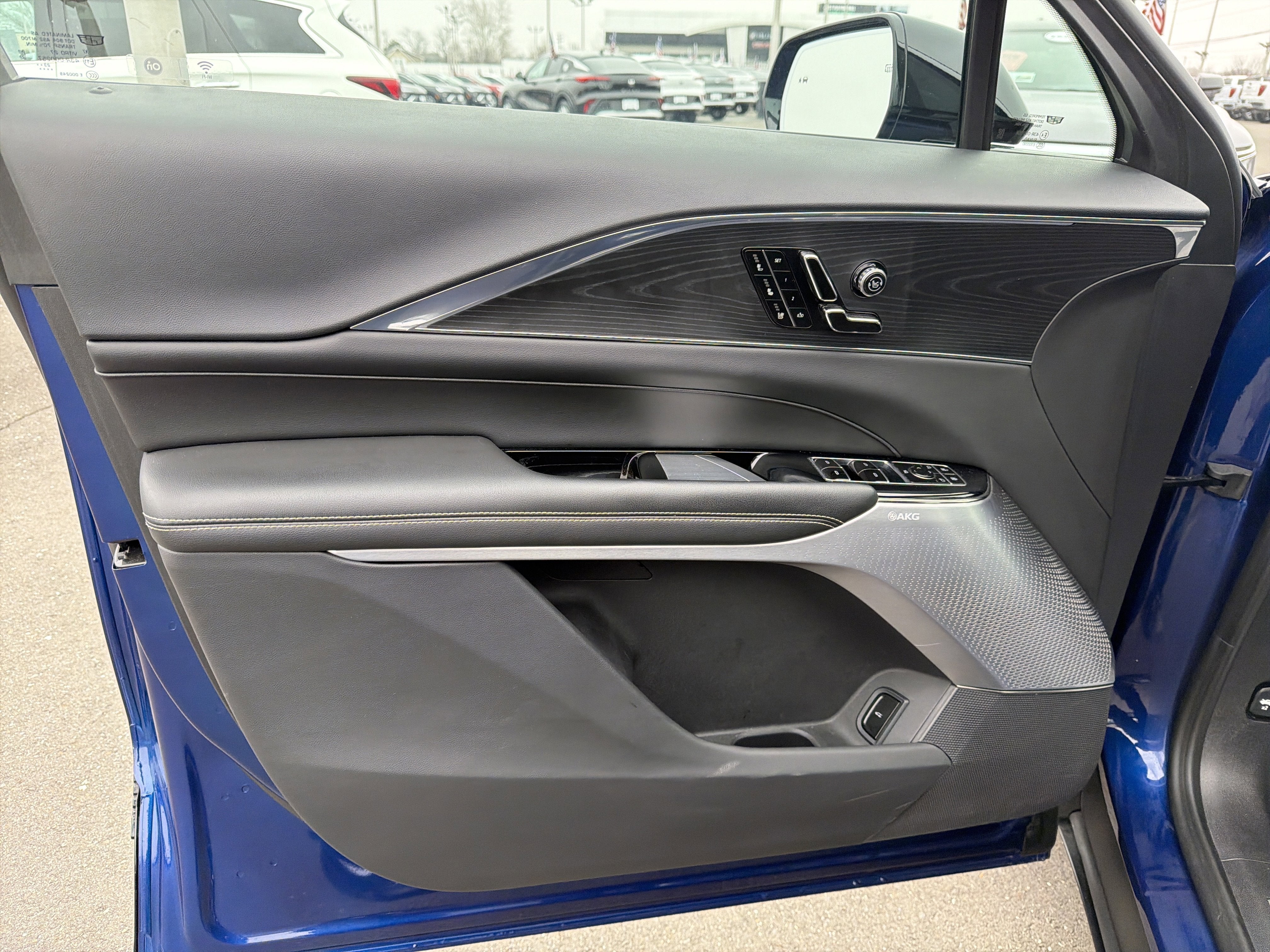 2024 Cadillac LYRIQ Luxury 2