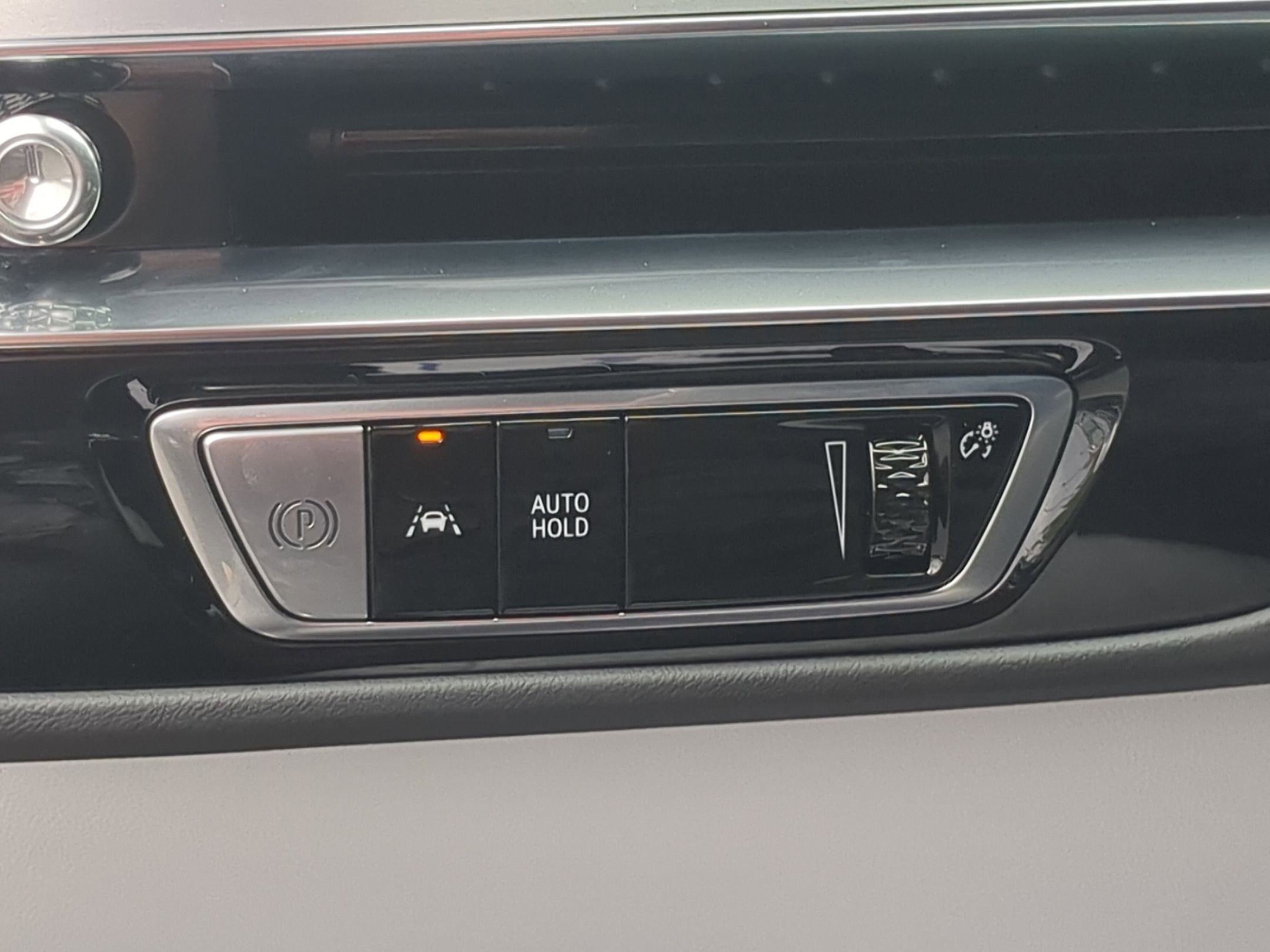 2024 Cadillac LYRIQ Luxury 2
