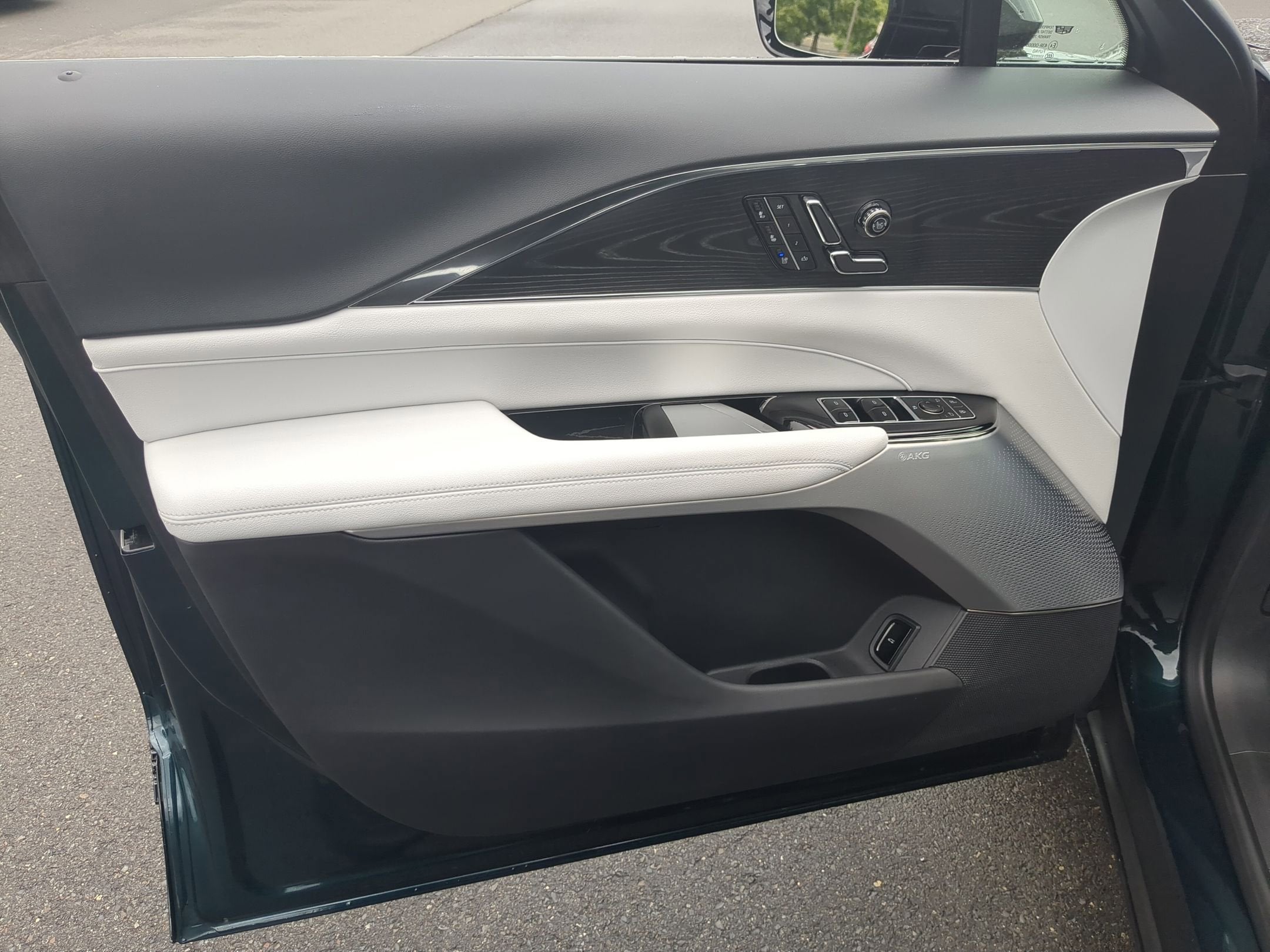 2024 Cadillac LYRIQ Luxury 2