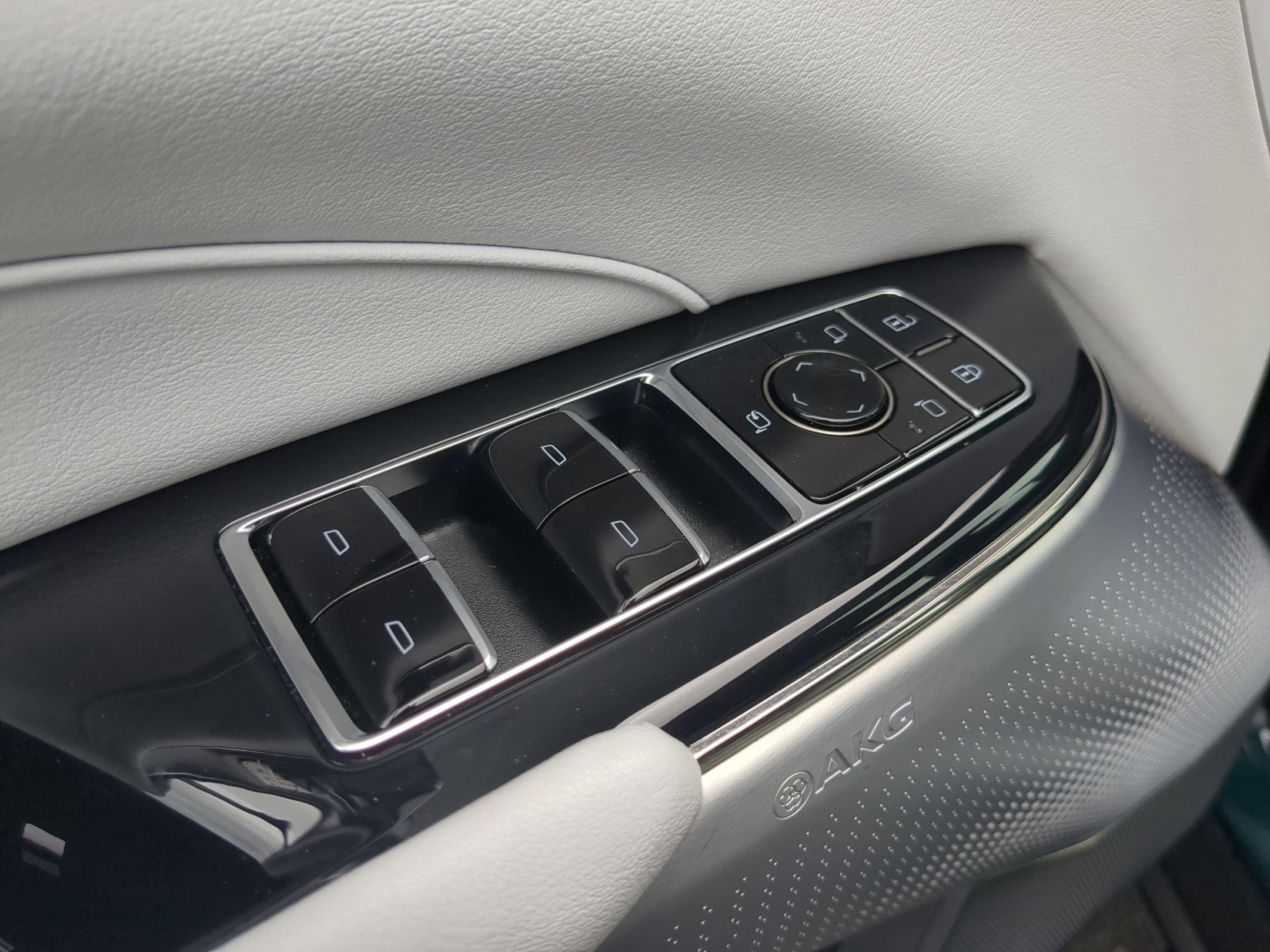2024 Cadillac LYRIQ Luxury 2