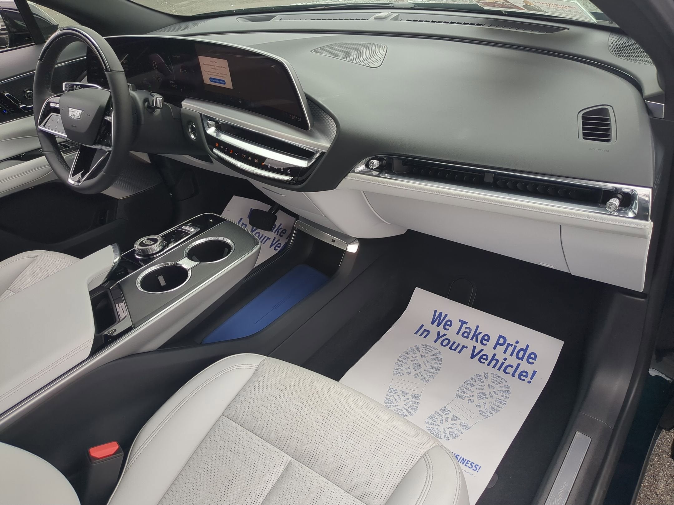 2024 Cadillac LYRIQ Luxury 2