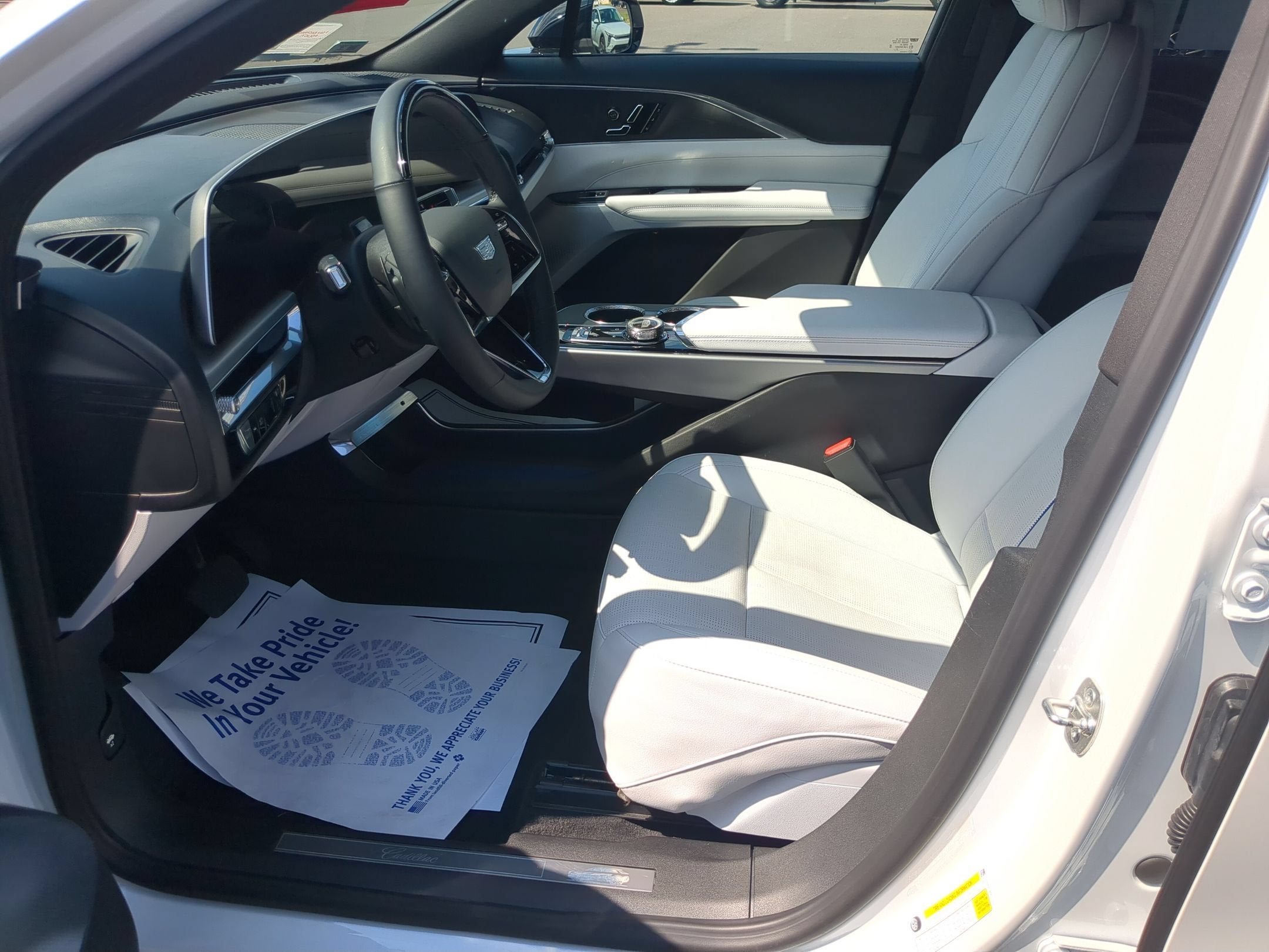 2024 Cadillac LYRIQ Luxury 2
