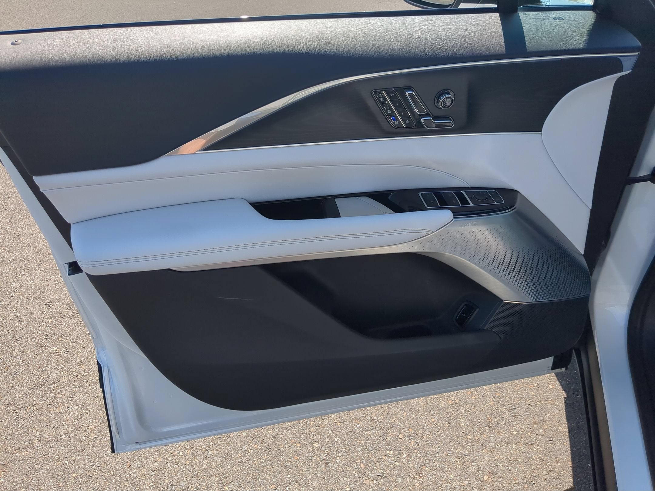2024 Cadillac LYRIQ Luxury 2