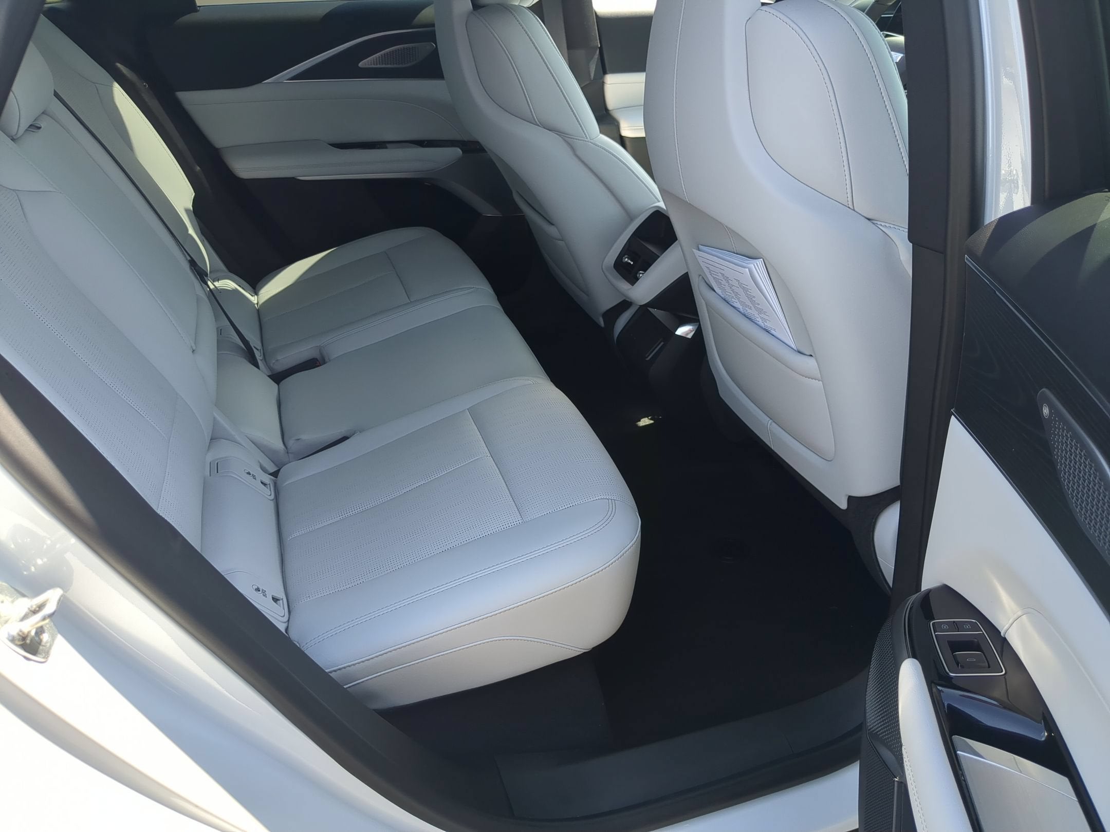 2024 Cadillac LYRIQ Luxury 2