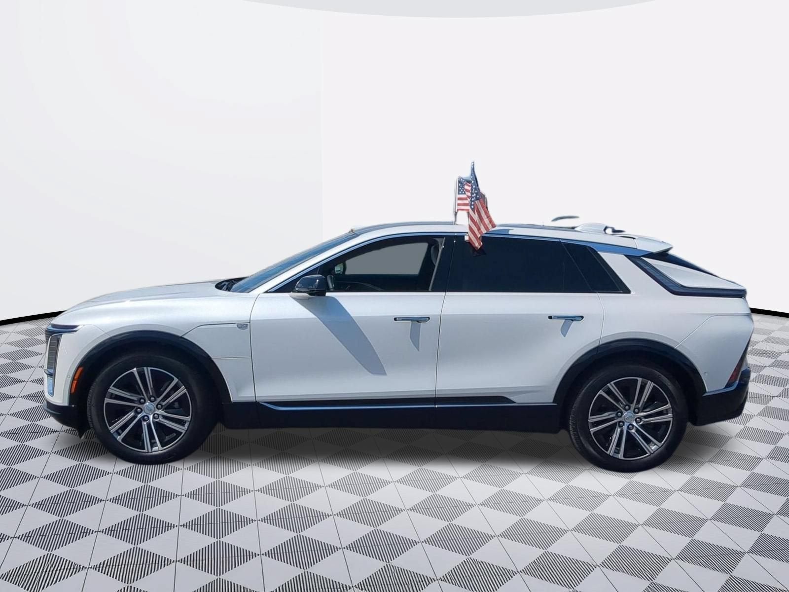 2024 Cadillac LYRIQ Luxury 2