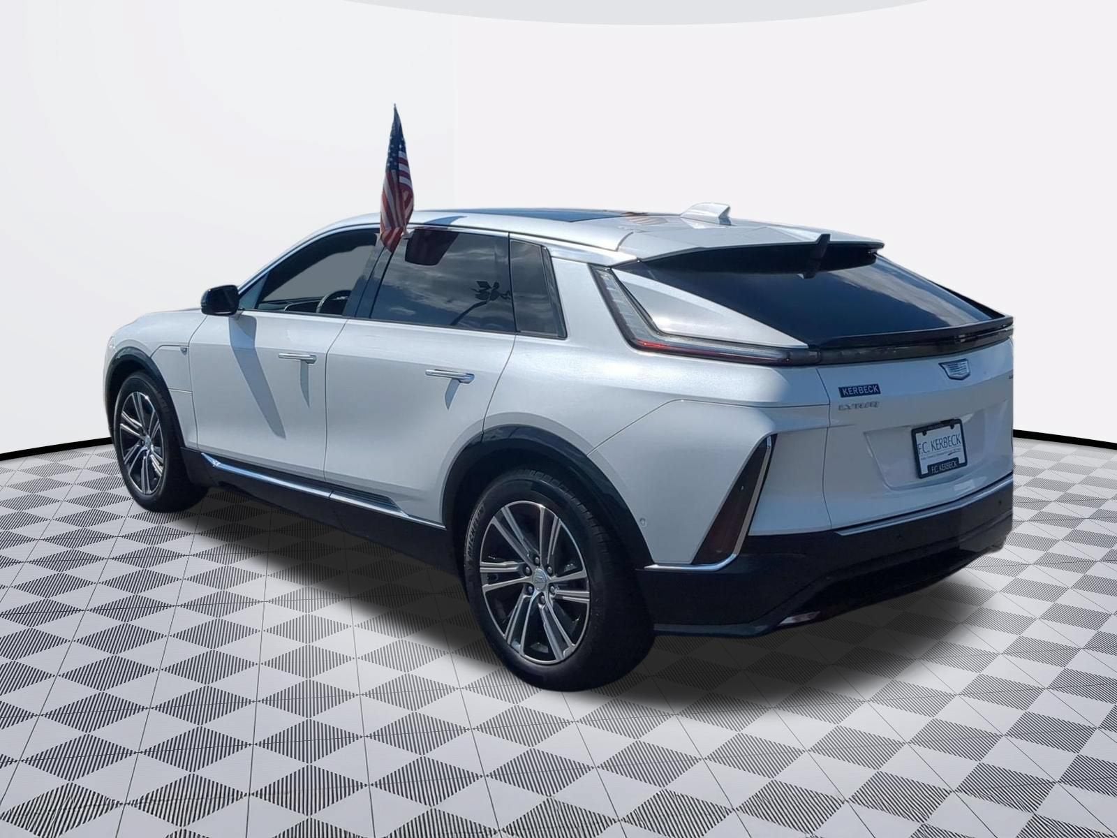 2024 Cadillac LYRIQ Luxury 2