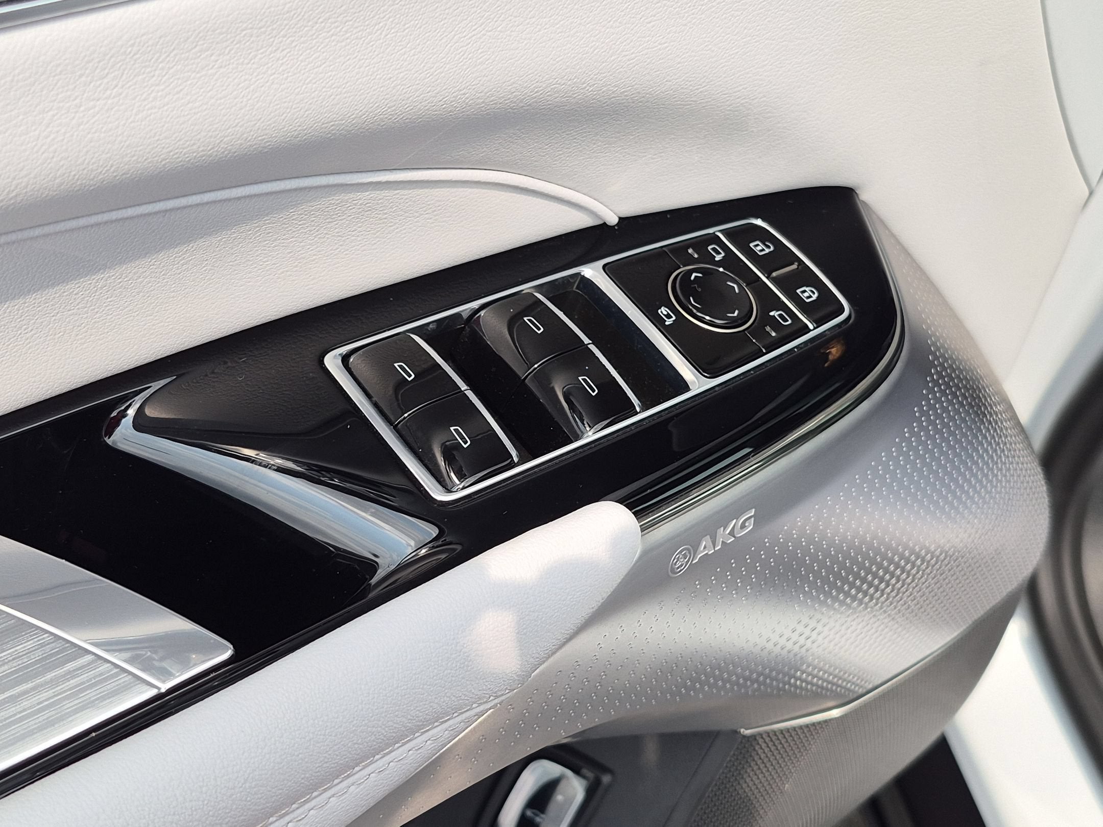 2024 Cadillac LYRIQ Luxury 2