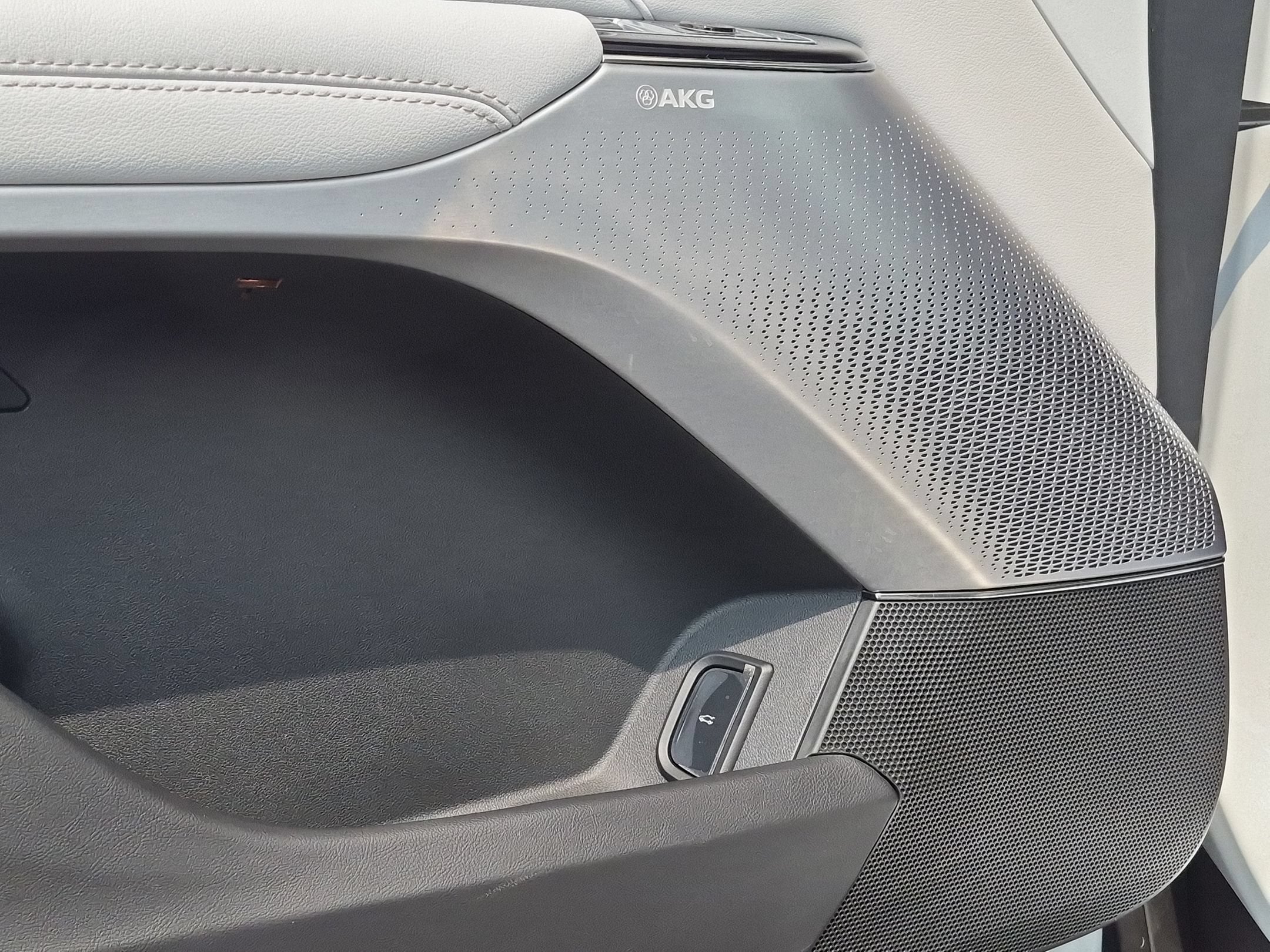 2024 Cadillac LYRIQ Luxury 2