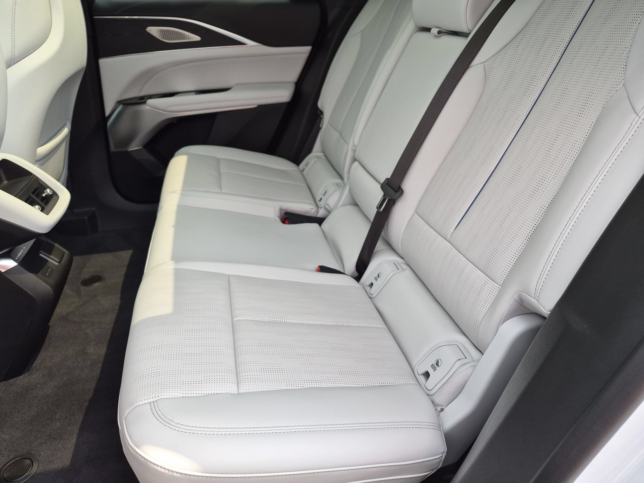 2024 Cadillac LYRIQ Luxury 2