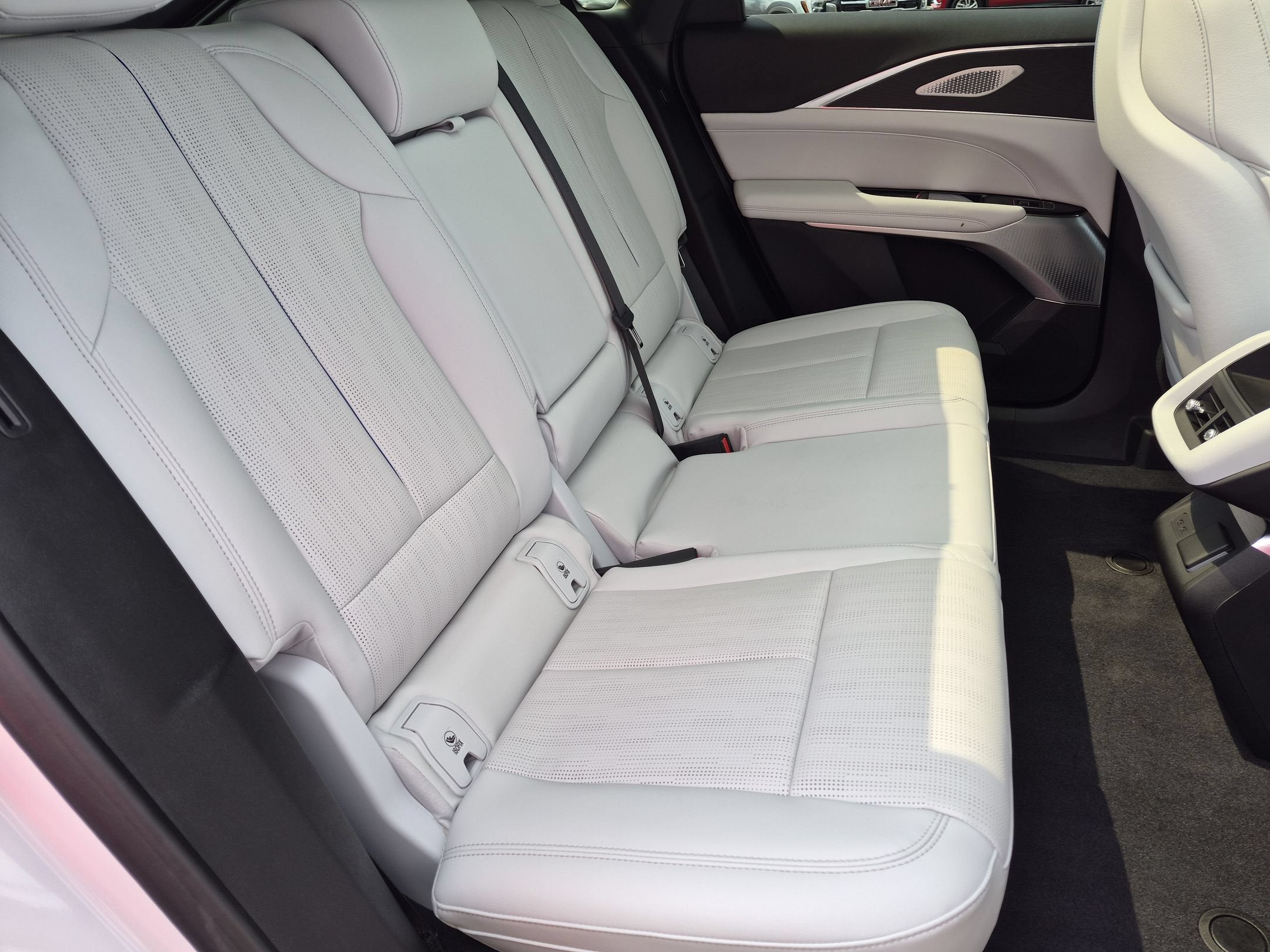 2024 Cadillac LYRIQ Luxury 2