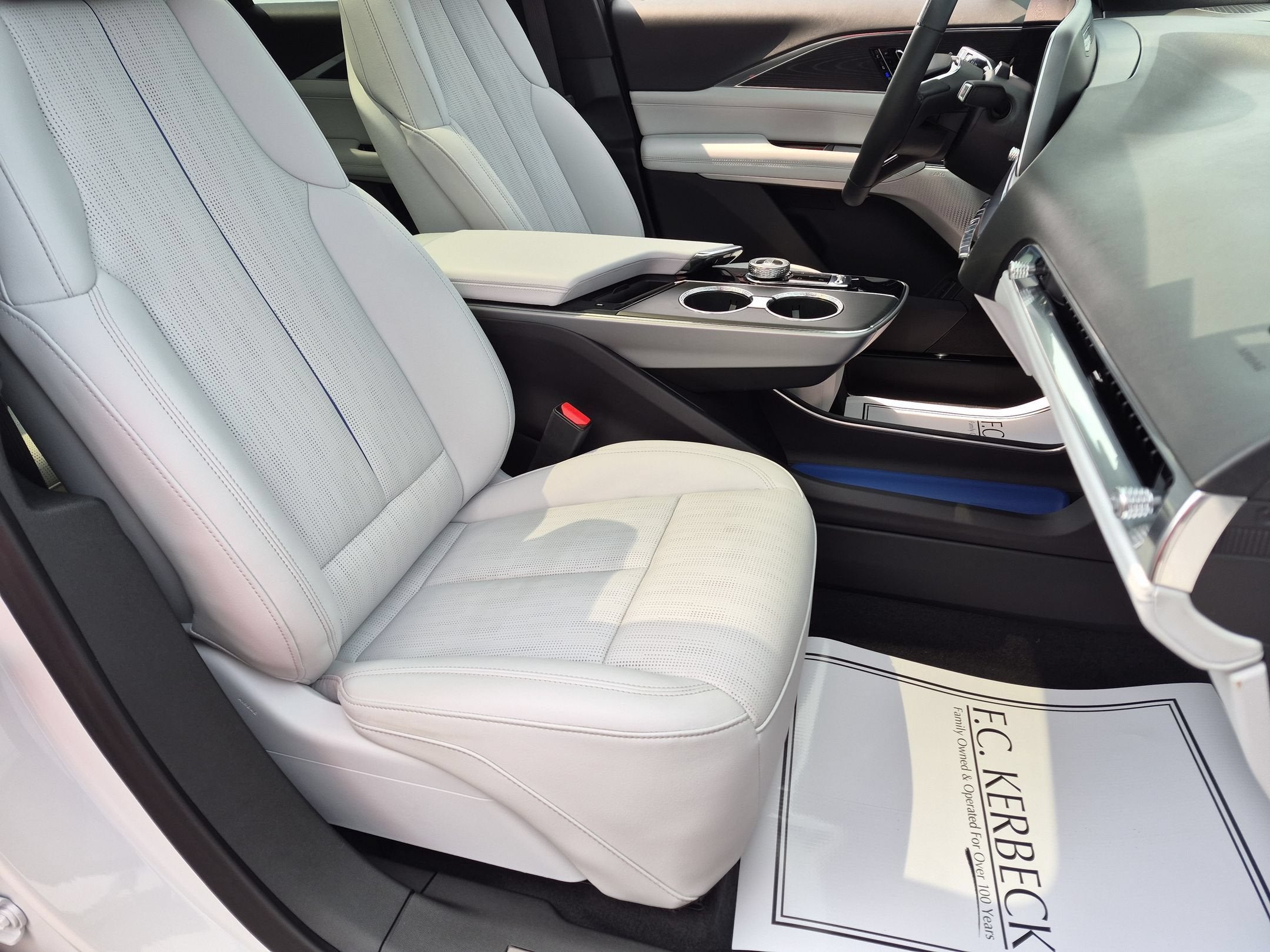 2024 Cadillac LYRIQ Luxury 2