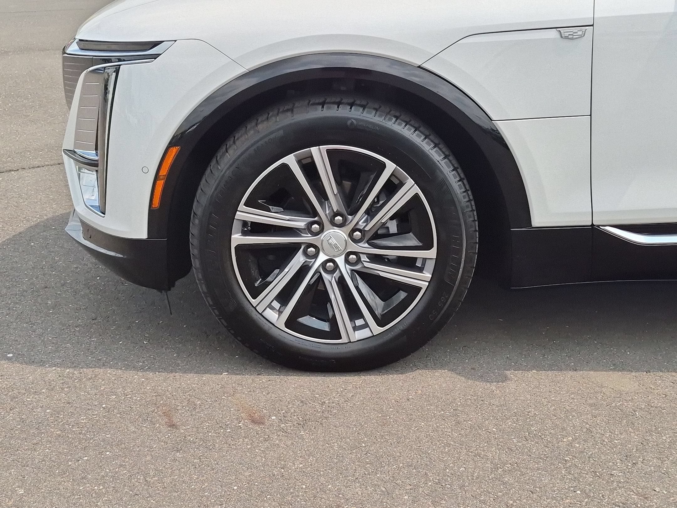 2024 Cadillac LYRIQ Luxury 2
