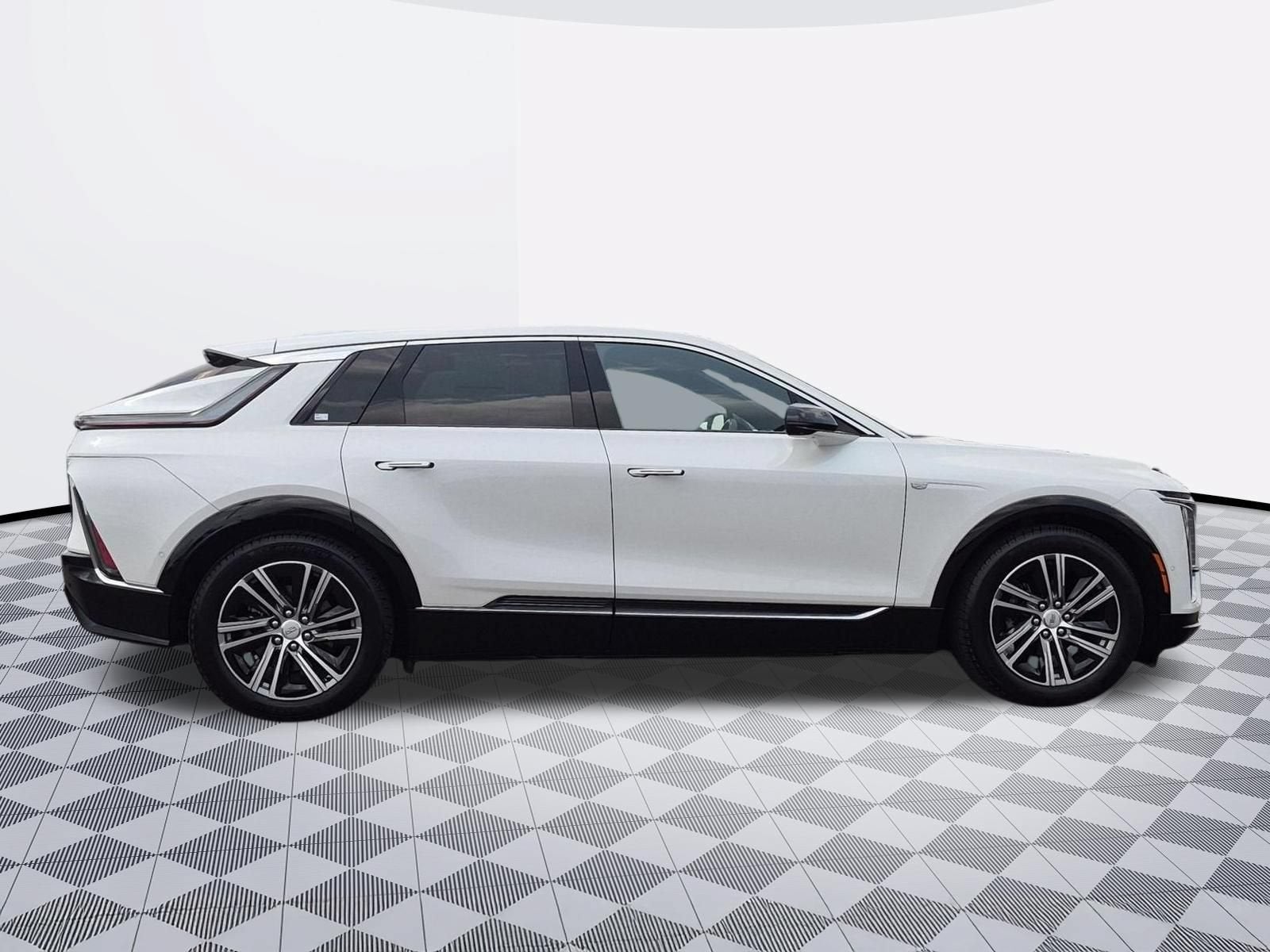 2024 Cadillac LYRIQ Luxury 2