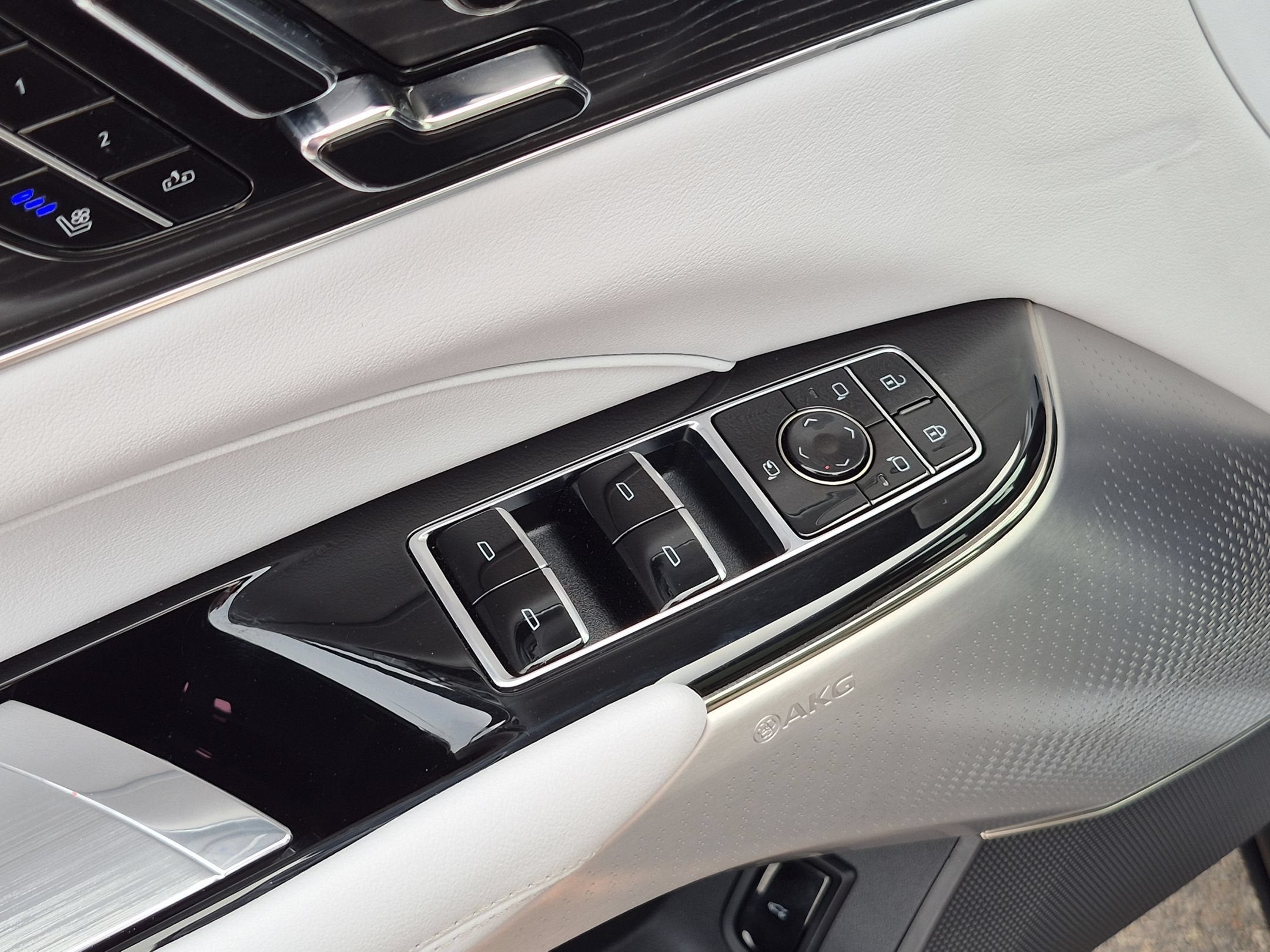 2024 Cadillac LYRIQ Sport 2
