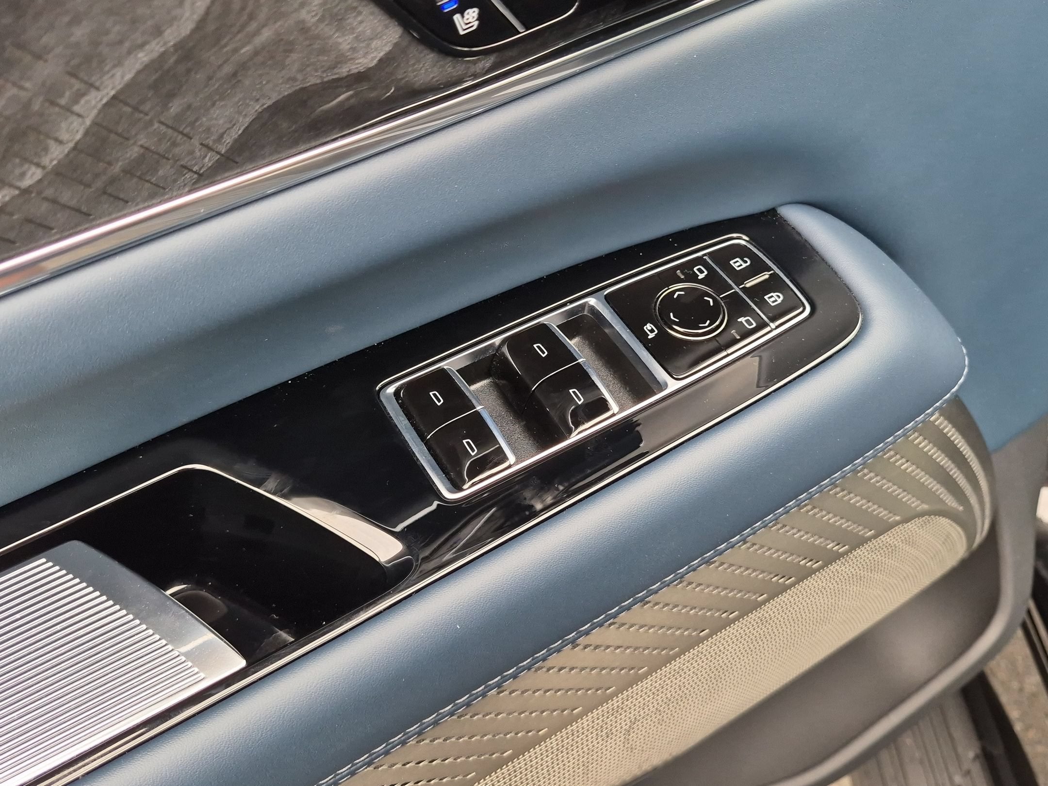 2025 Cadillac ESCALADE IQ Luxury 2