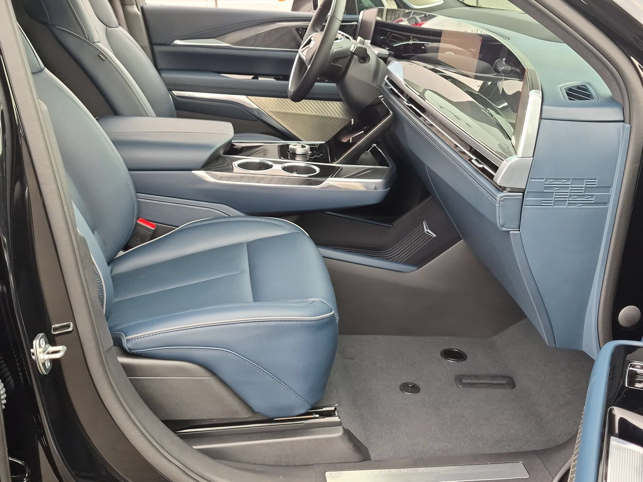 2025 Cadillac ESCALADE IQ Luxury 2