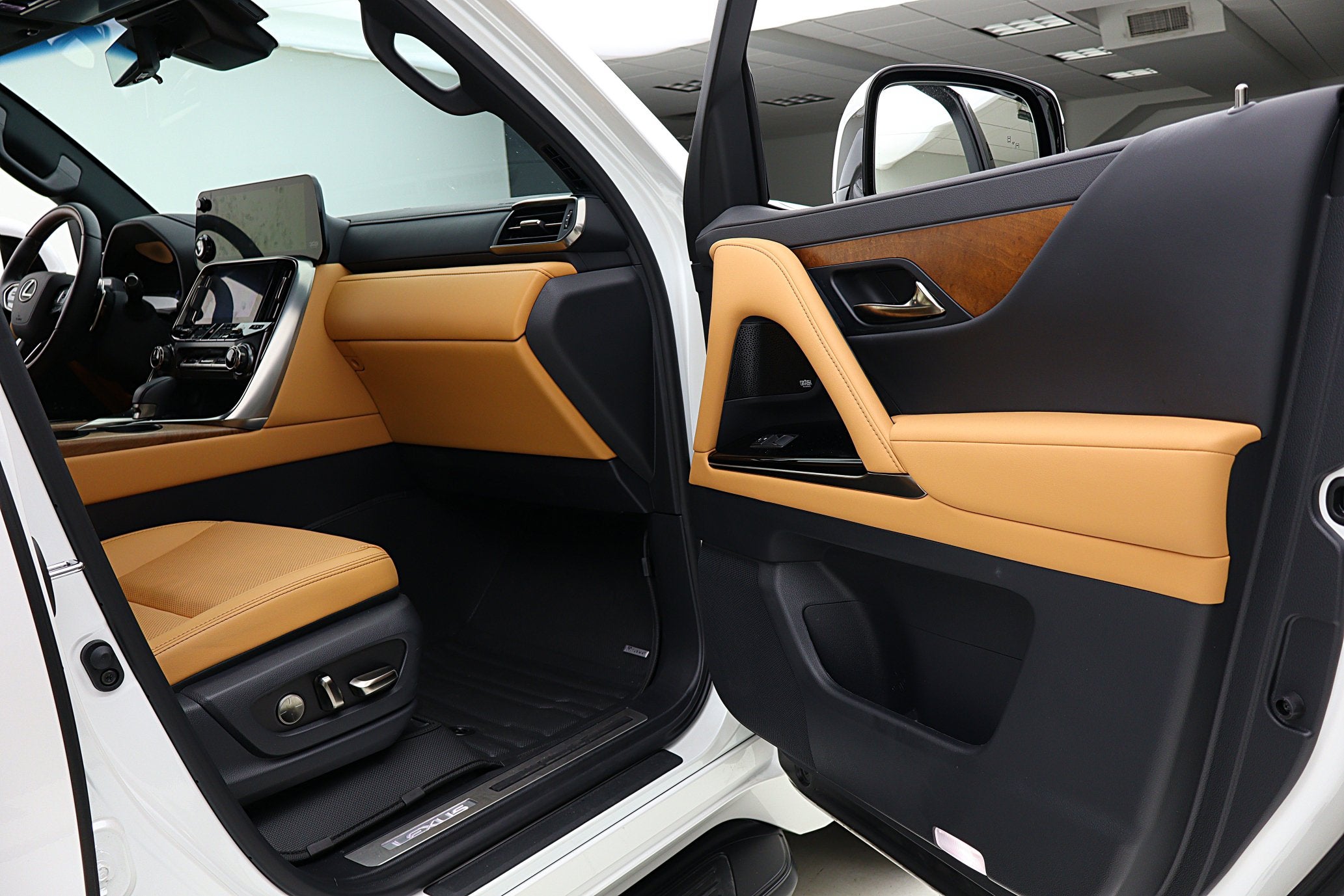 2025 Lexus LX 700h Luxury