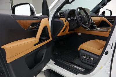 2025 Lexus LX 700h Luxury