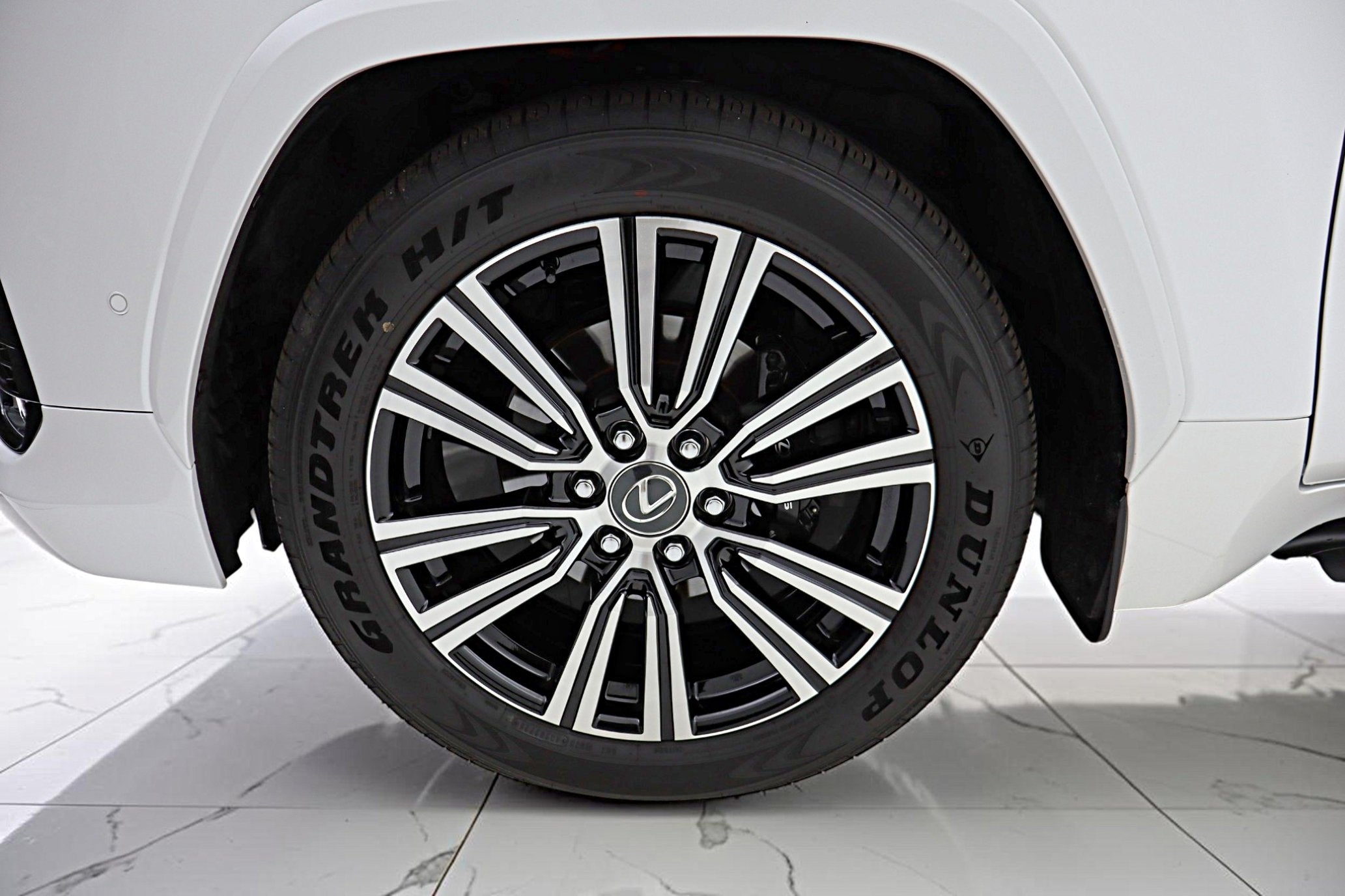 2025 Lexus LX 700h Luxury