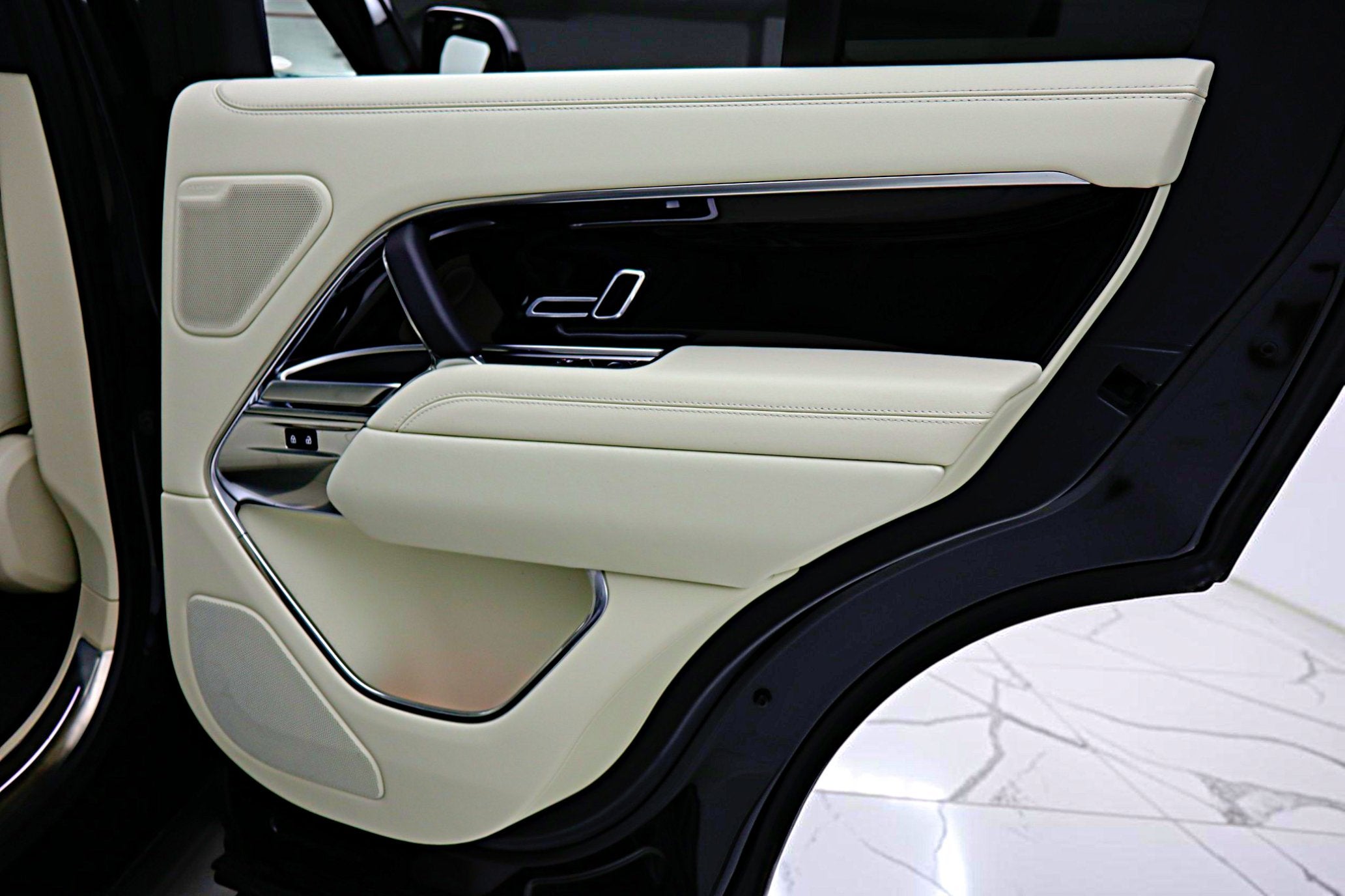 2025 Land Rover Range Rover P400 SE