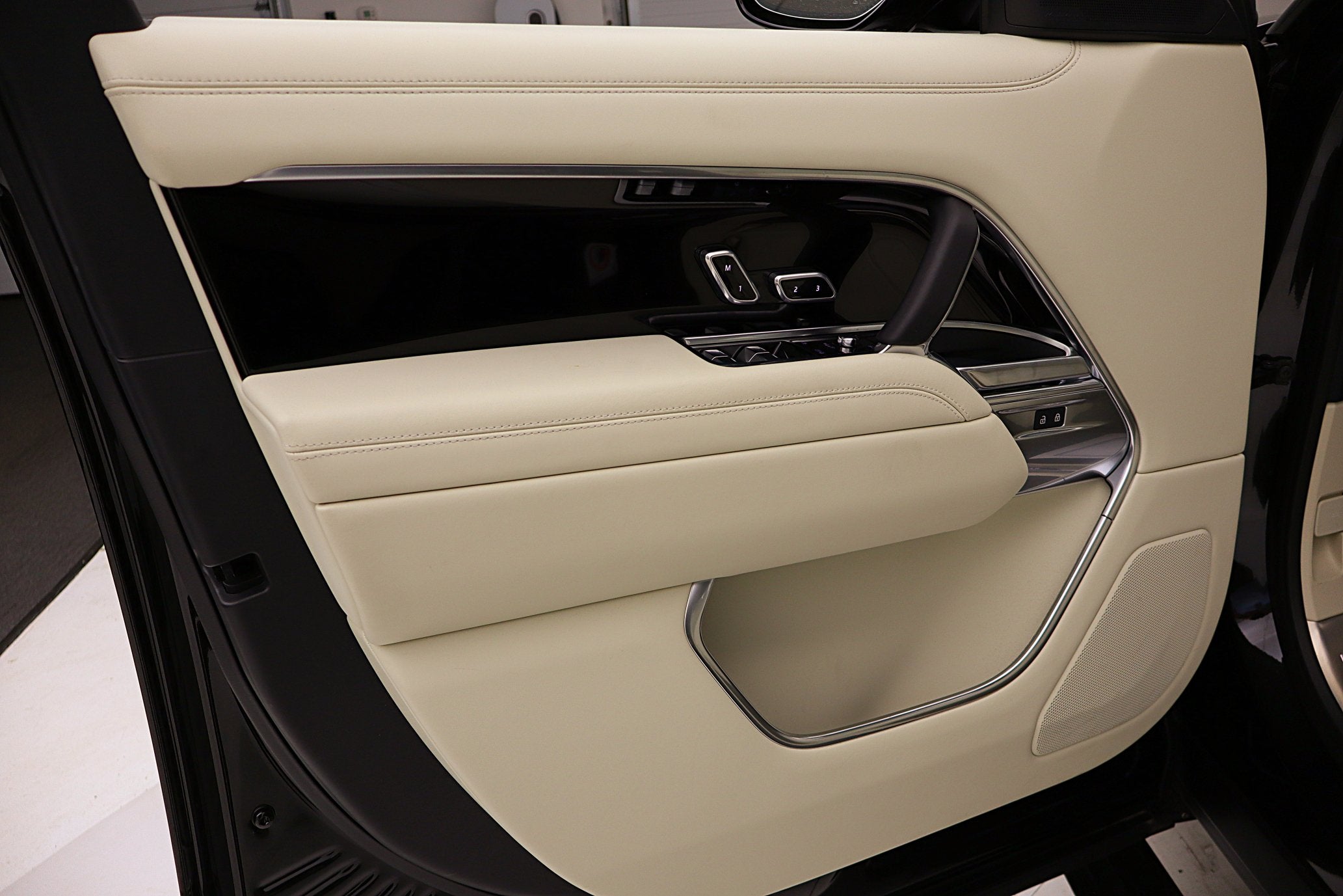 2025 Land Rover Range Rover P400 SE