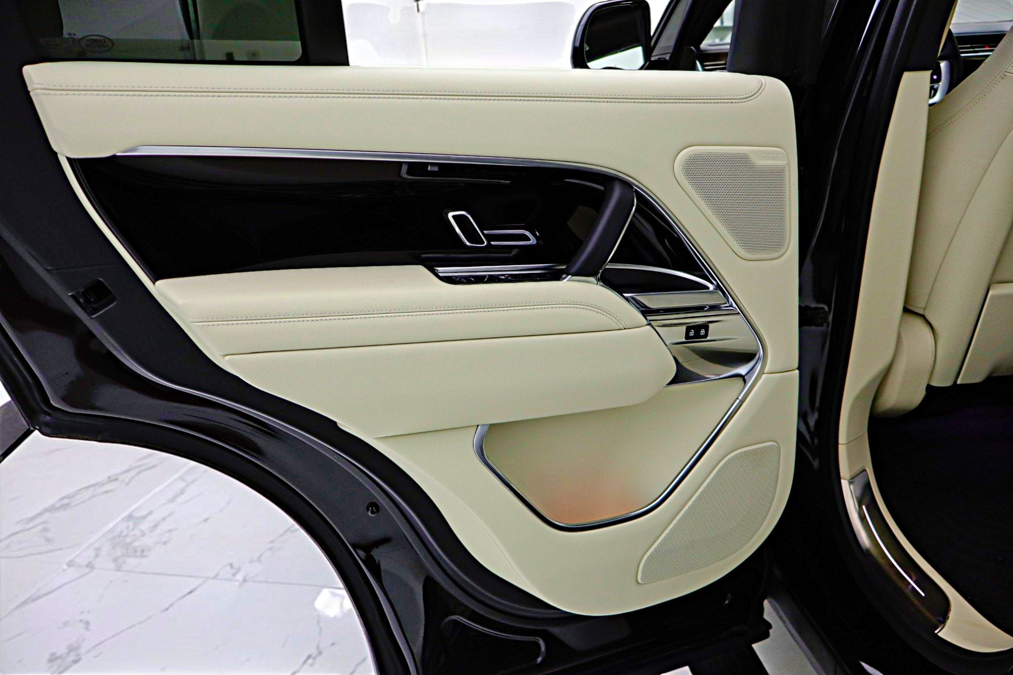 2025 Land Rover Range Rover P400 SE