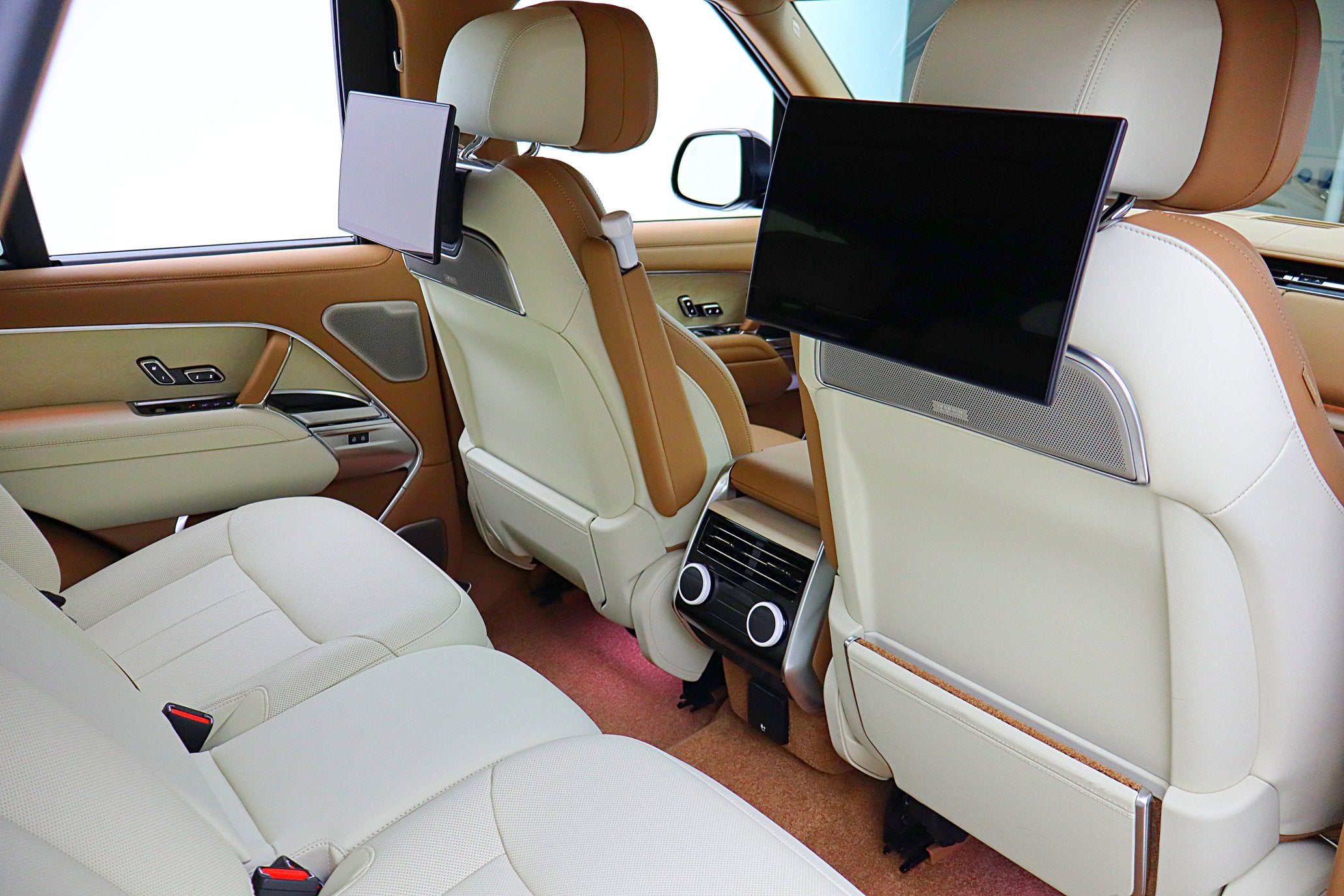 2024 Land Rover Range Rover P615 SV