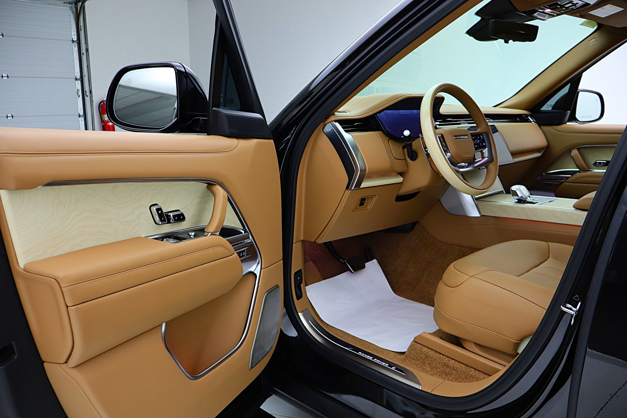 2024 Land Rover Range Rover P615 SV