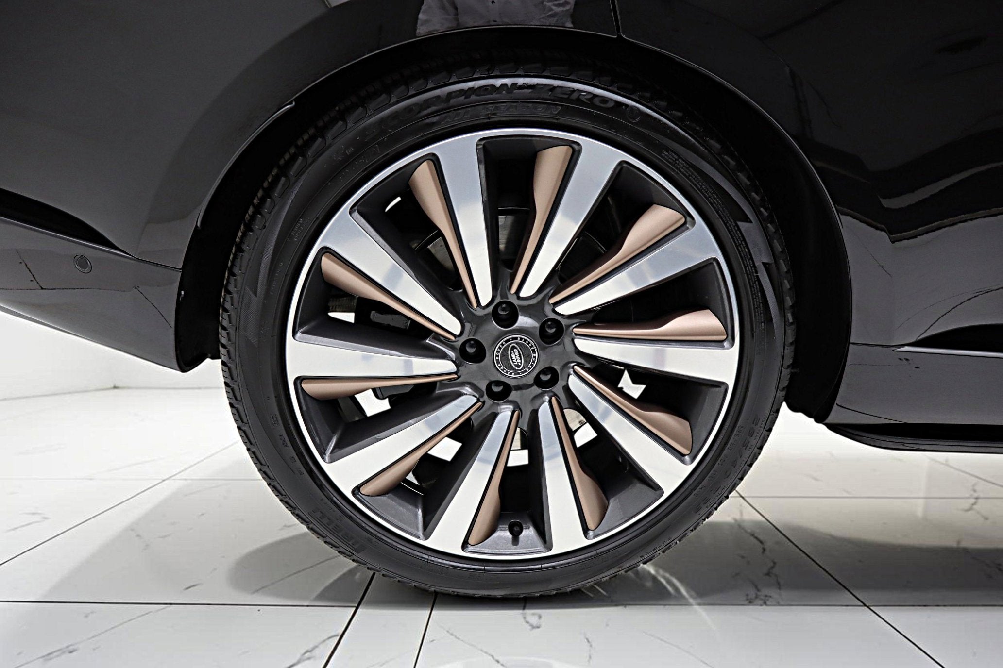 2024 Land Rover Range Rover P615 SV