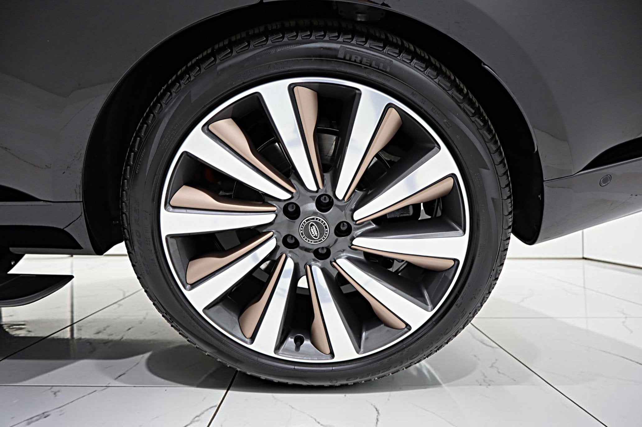 2024 Land Rover Range Rover P615 SV